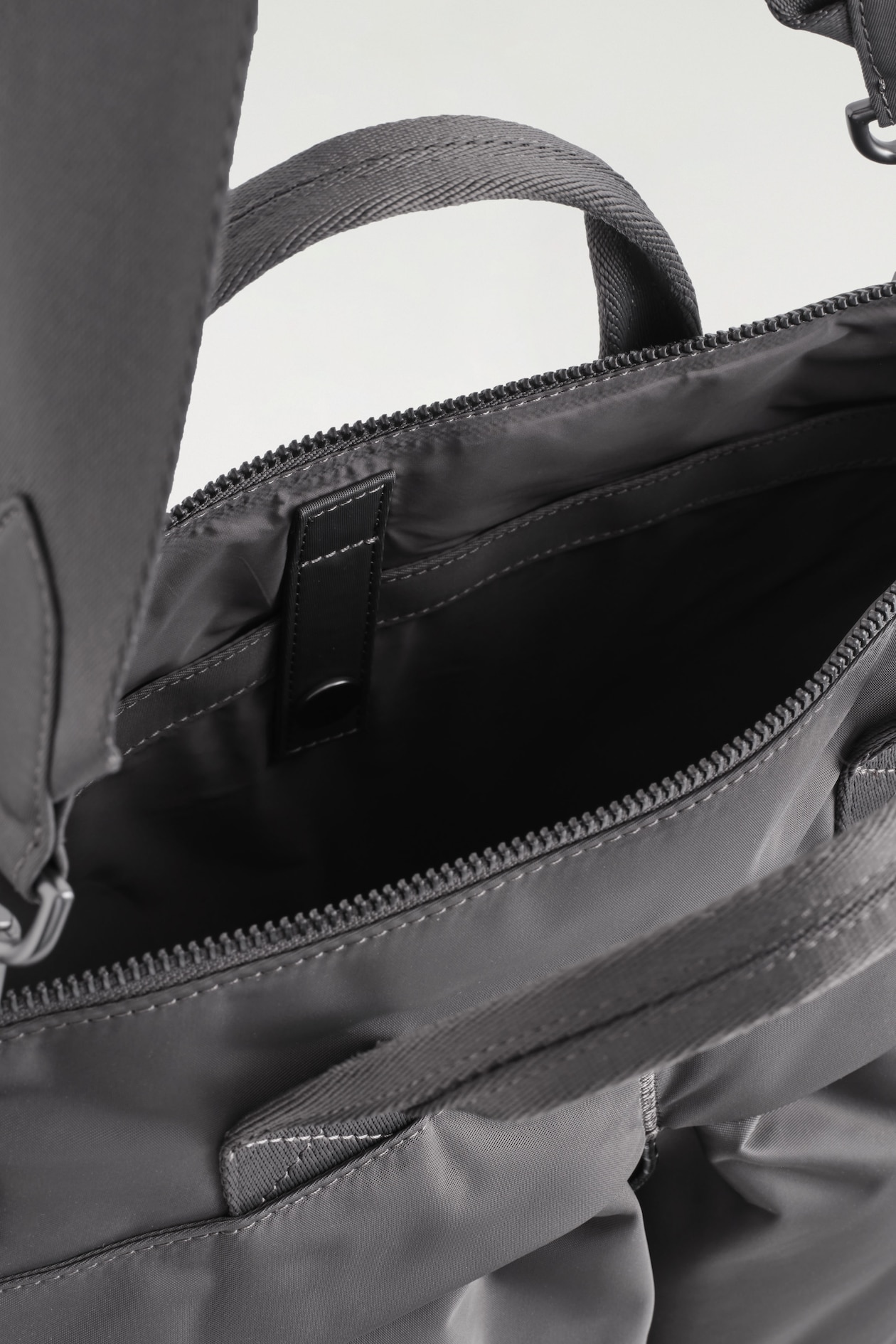 TRANSIT MESSENGER BAG - NYLON — GREY