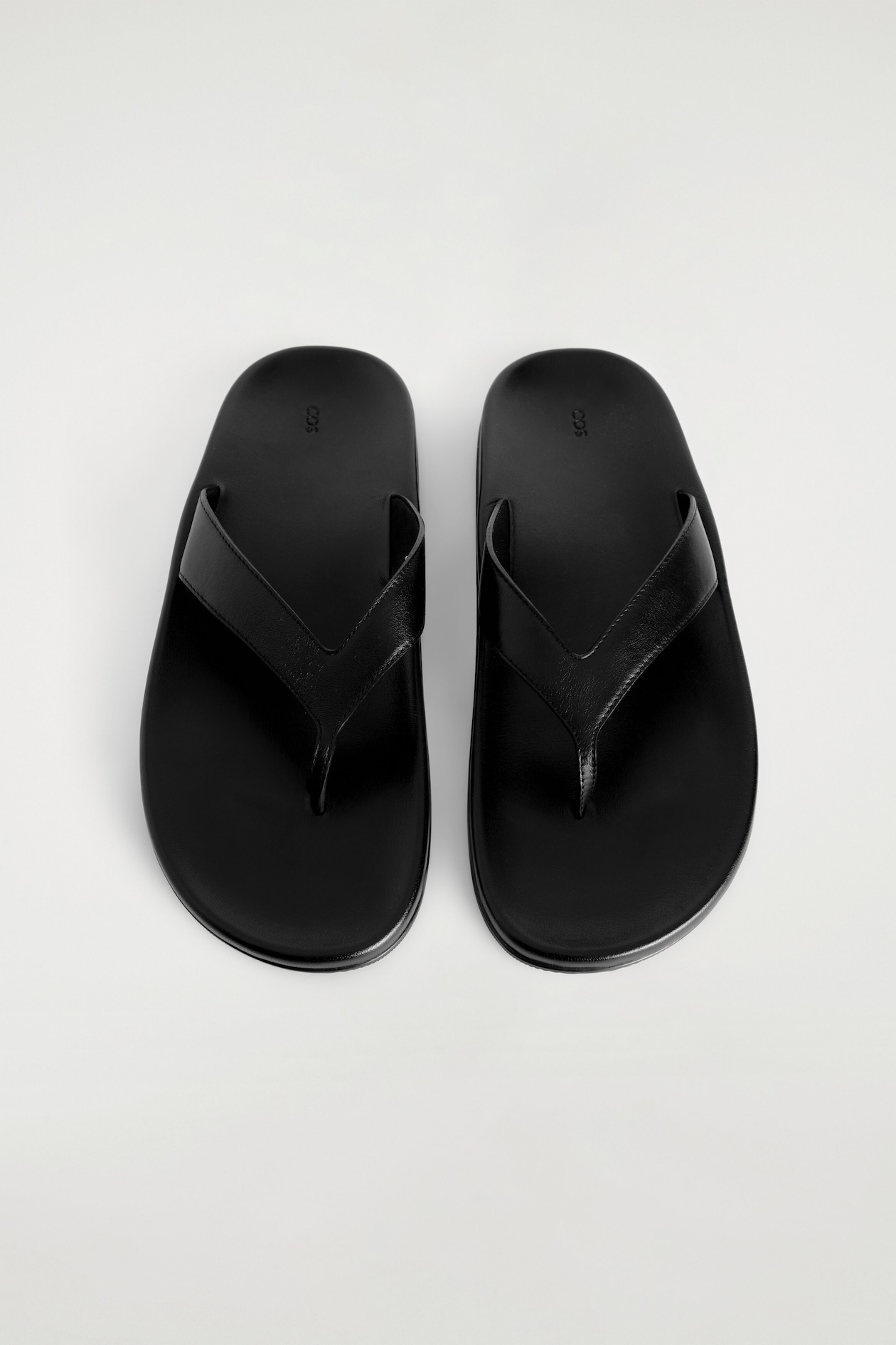SCULPTED LEATHER FLIP FLOPS — BLACK