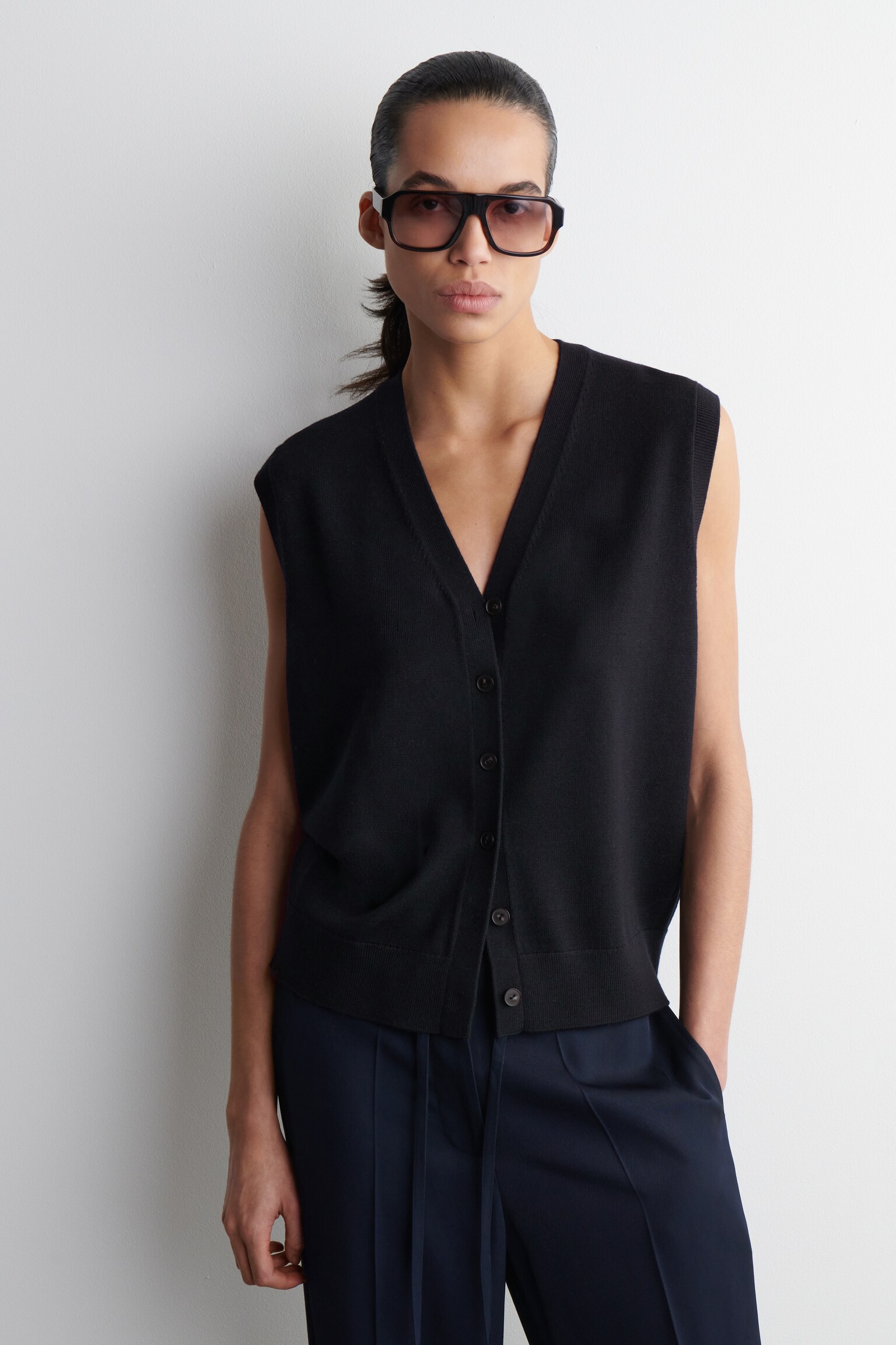 GILET À COL EN V EN LAINE MÉRINOS - BLEU MARINE/ROUGE/BRUN