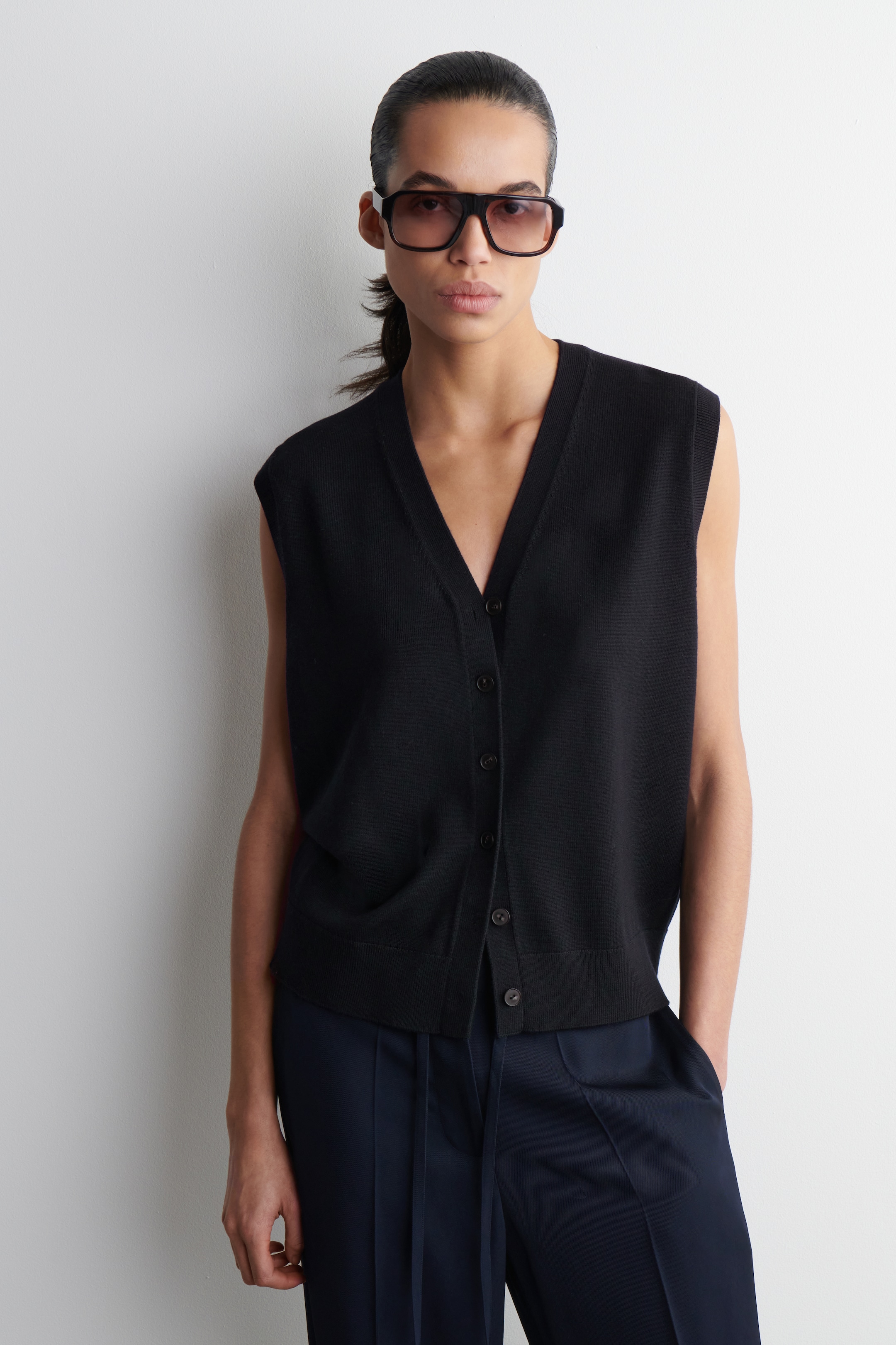 Größeres Bild ansehen: WESTE AUS MERINOWOLLE MIT V-AUSSCHNITT - NAVYBLAU - Ladies | H&M DE 1