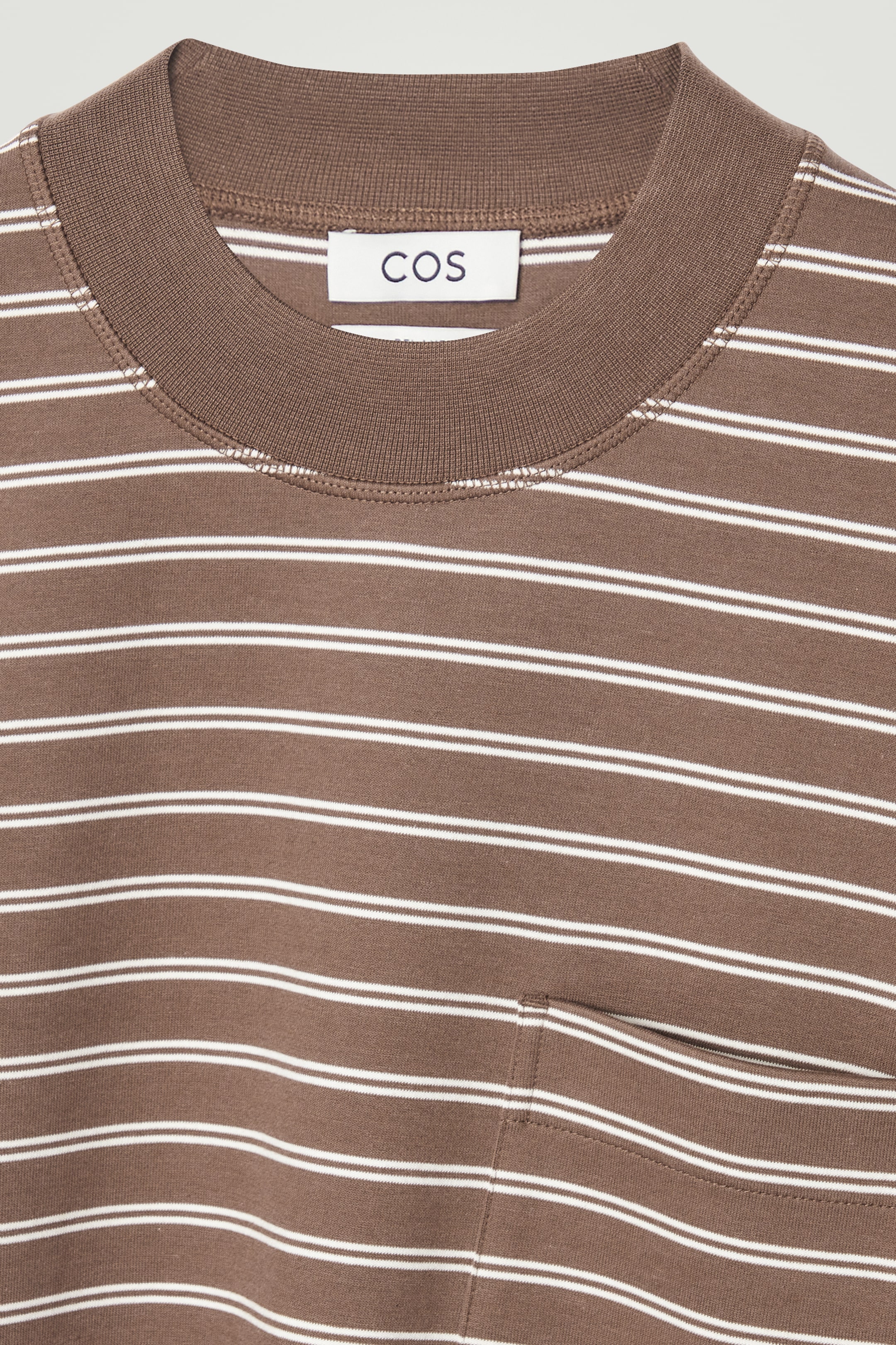 Ingrandisci l'immagine: RELAXED MOCK-NECK COTTON LONG-SLEEVED T-SHIRT - BROWN / OFF-WHITE - UOMO | H&M CH 2