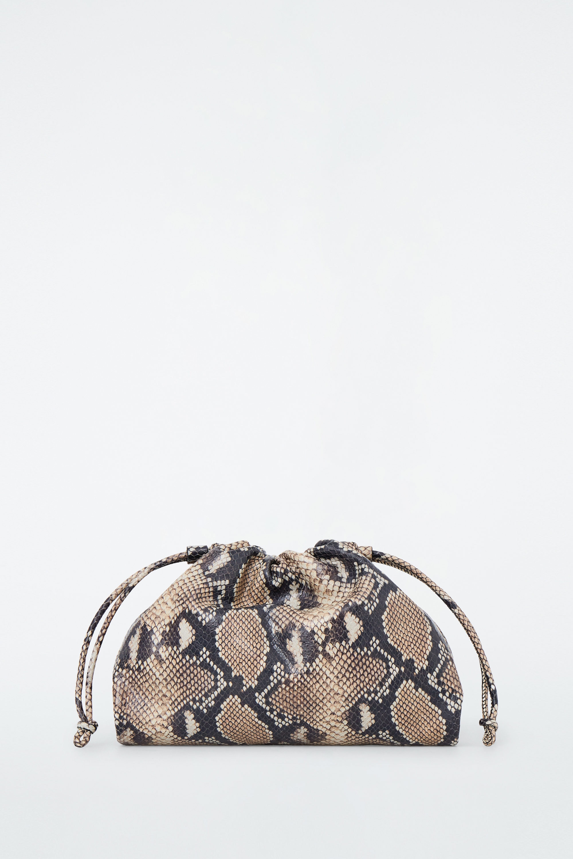 【COS】OVERSIZED SOLEIL CLUTCH BAG - STRAW OVERSIZED SOLEIL CLUTCH BAG - STRAW - BEIGE | COS
