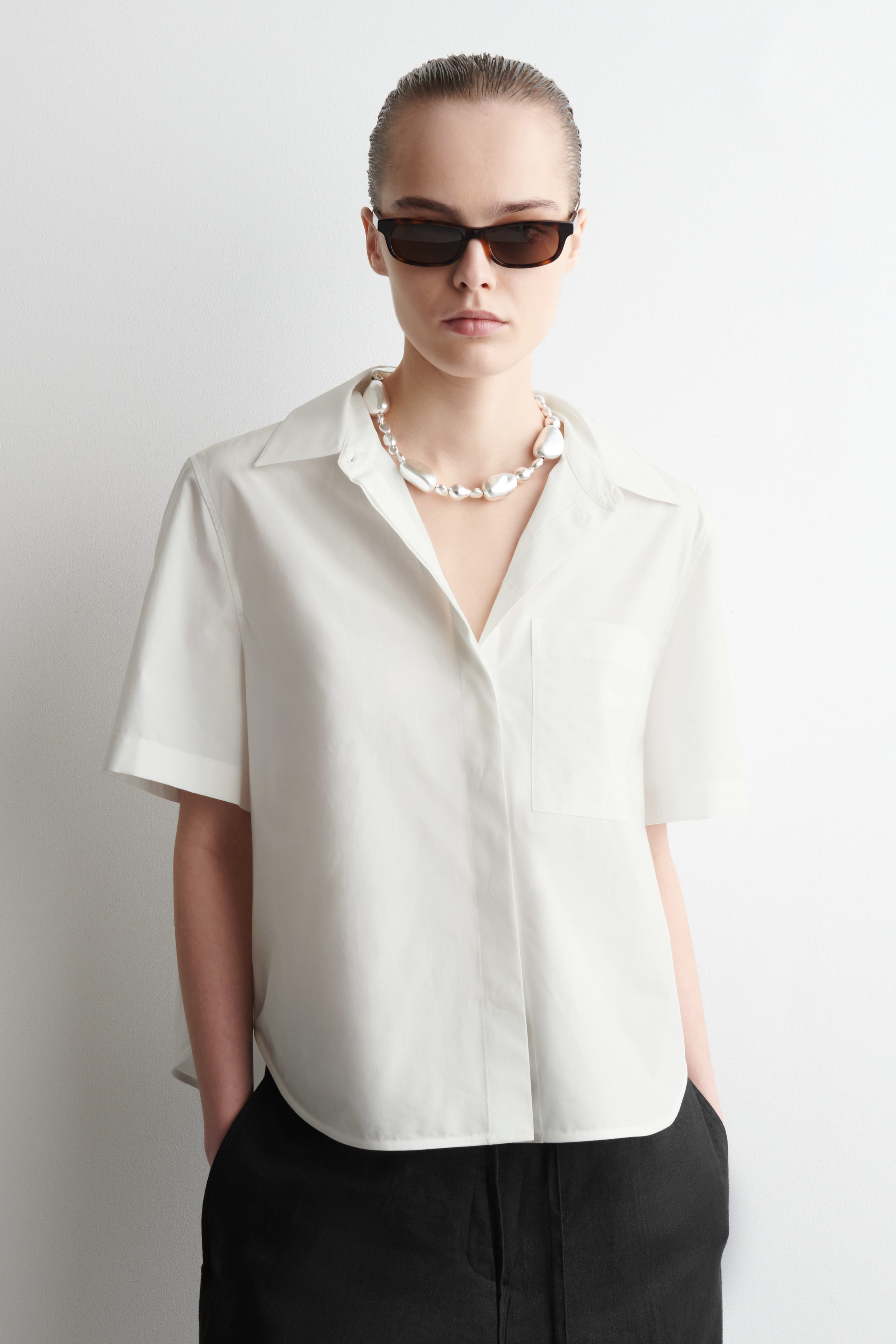 CROPPED SHORT-SLEEVED COTTON SHIRT - WHITE | COS