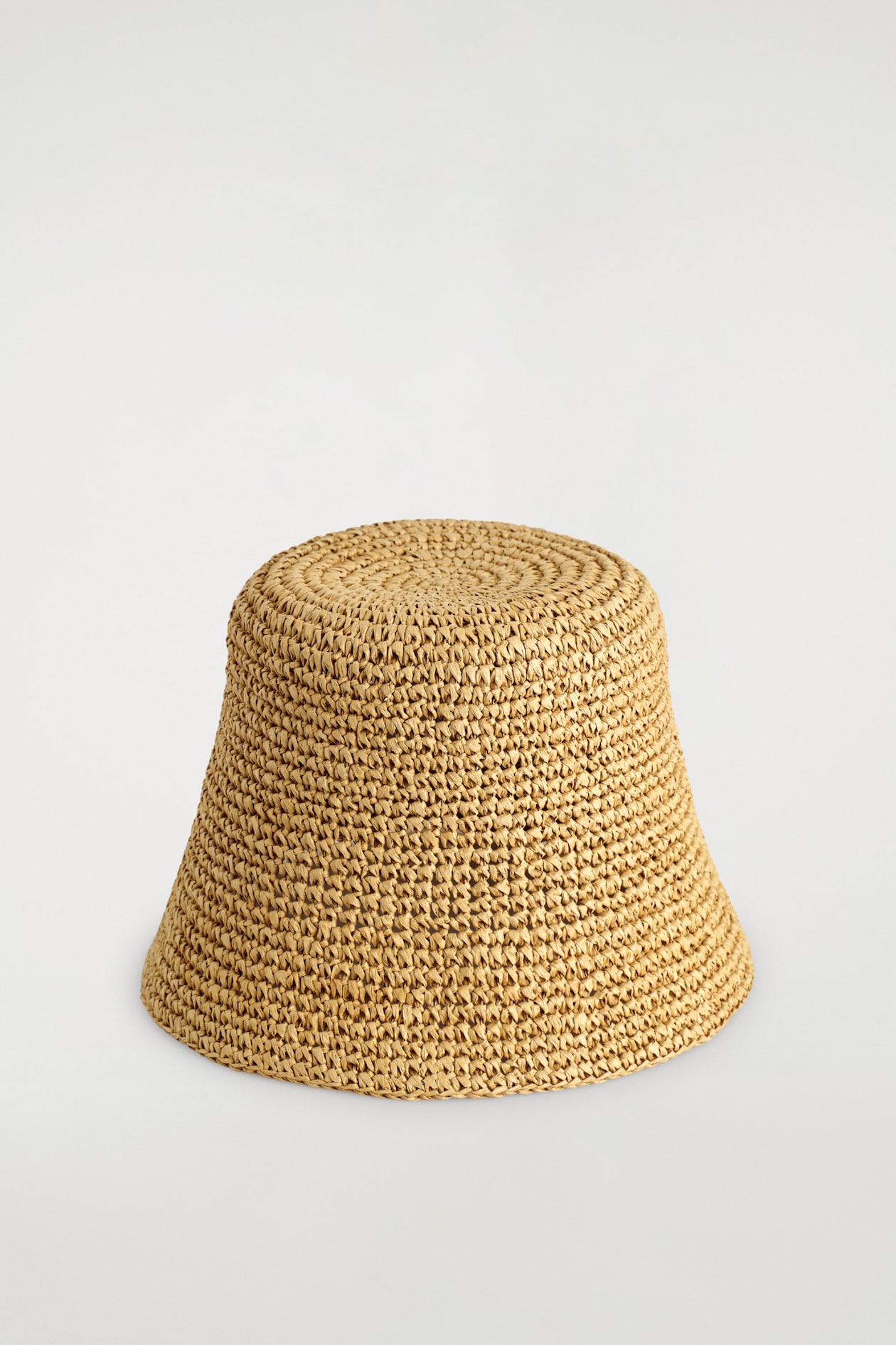SCULPTED STRAW BUCKET HAT — BEIGE