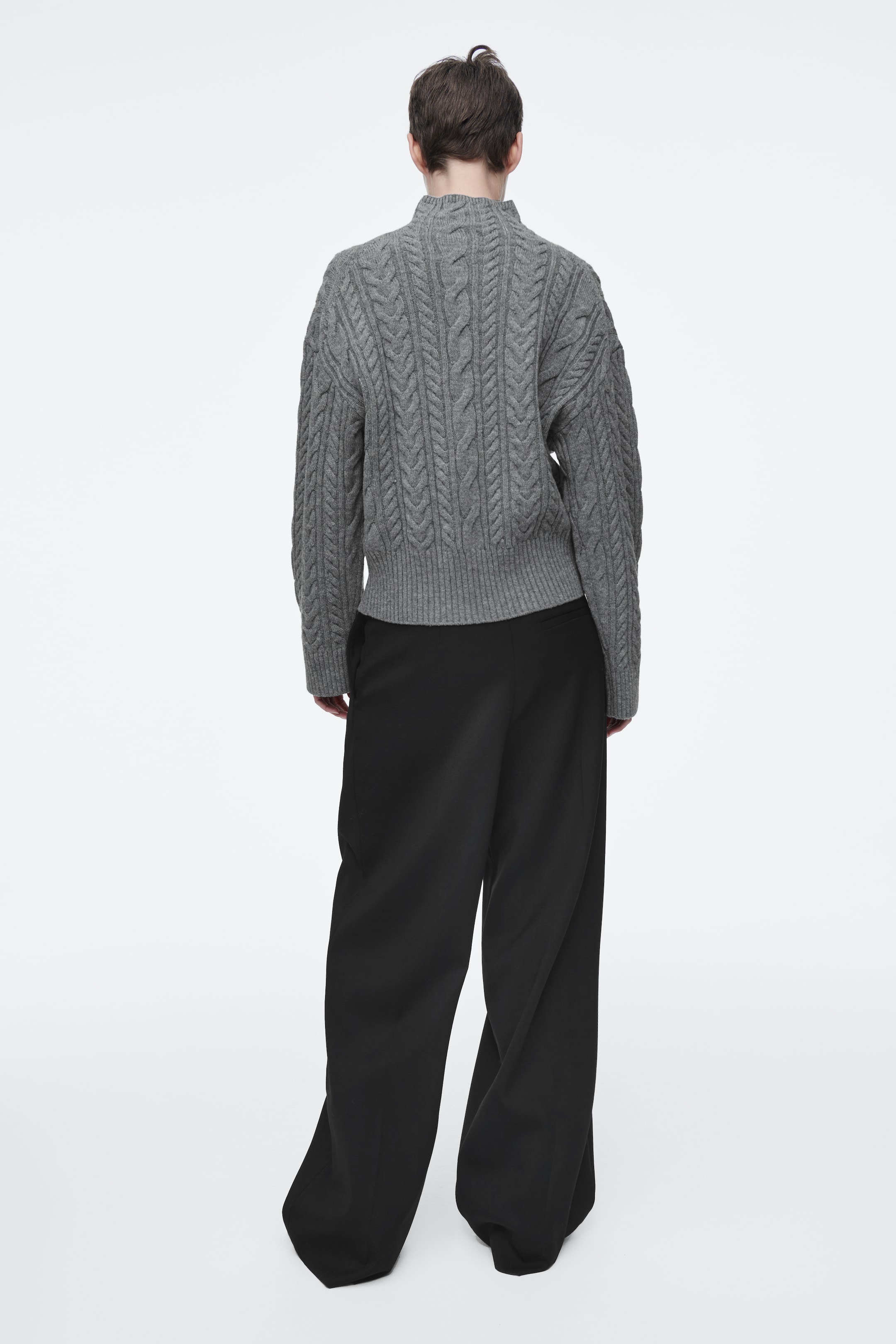 Grotere afbeelding bekijken: CABLE-KNIT WOOL FUNNEL-NECK JUMPER - GREY - DAMES | H&M NL 4