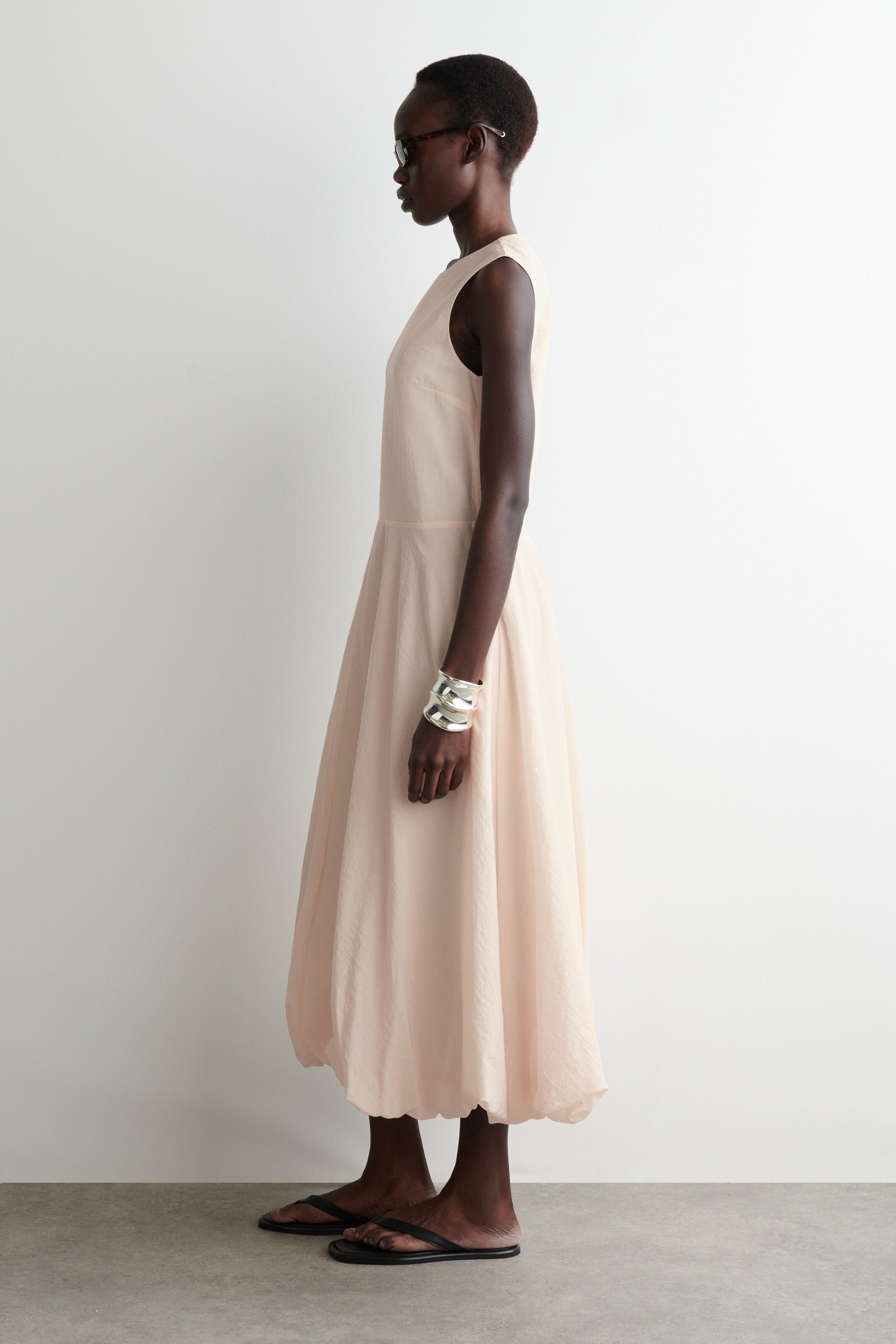 Grotere afbeelding bekijken: Mouwloze midi-jurk met ballonzoom - LICHTROZE - DAMES | H&M BE 2