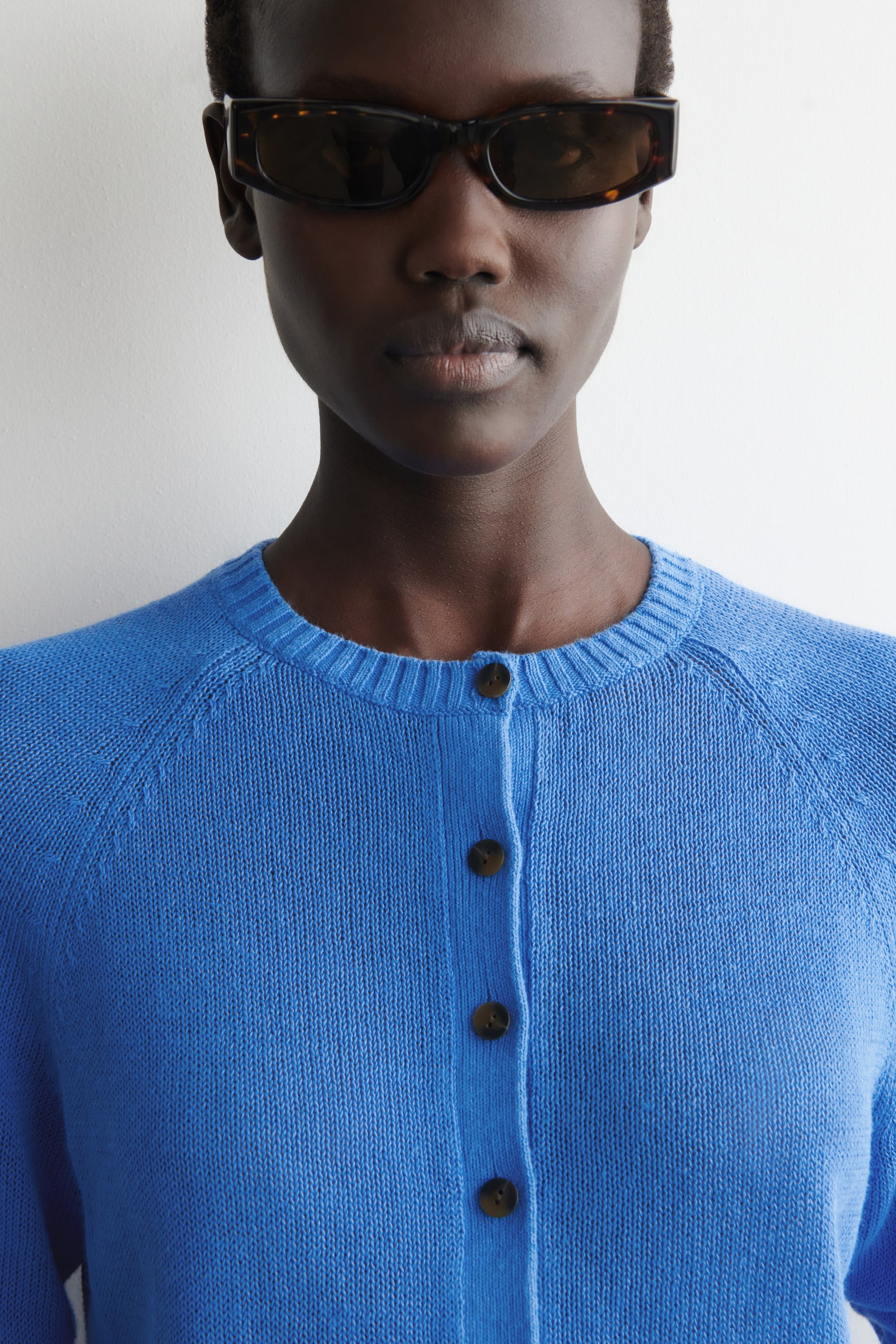 PLETENÝ LENOVÝ KARDIGAN - KOBALTOVĚ MODRÁ/BURGUNDY - 3