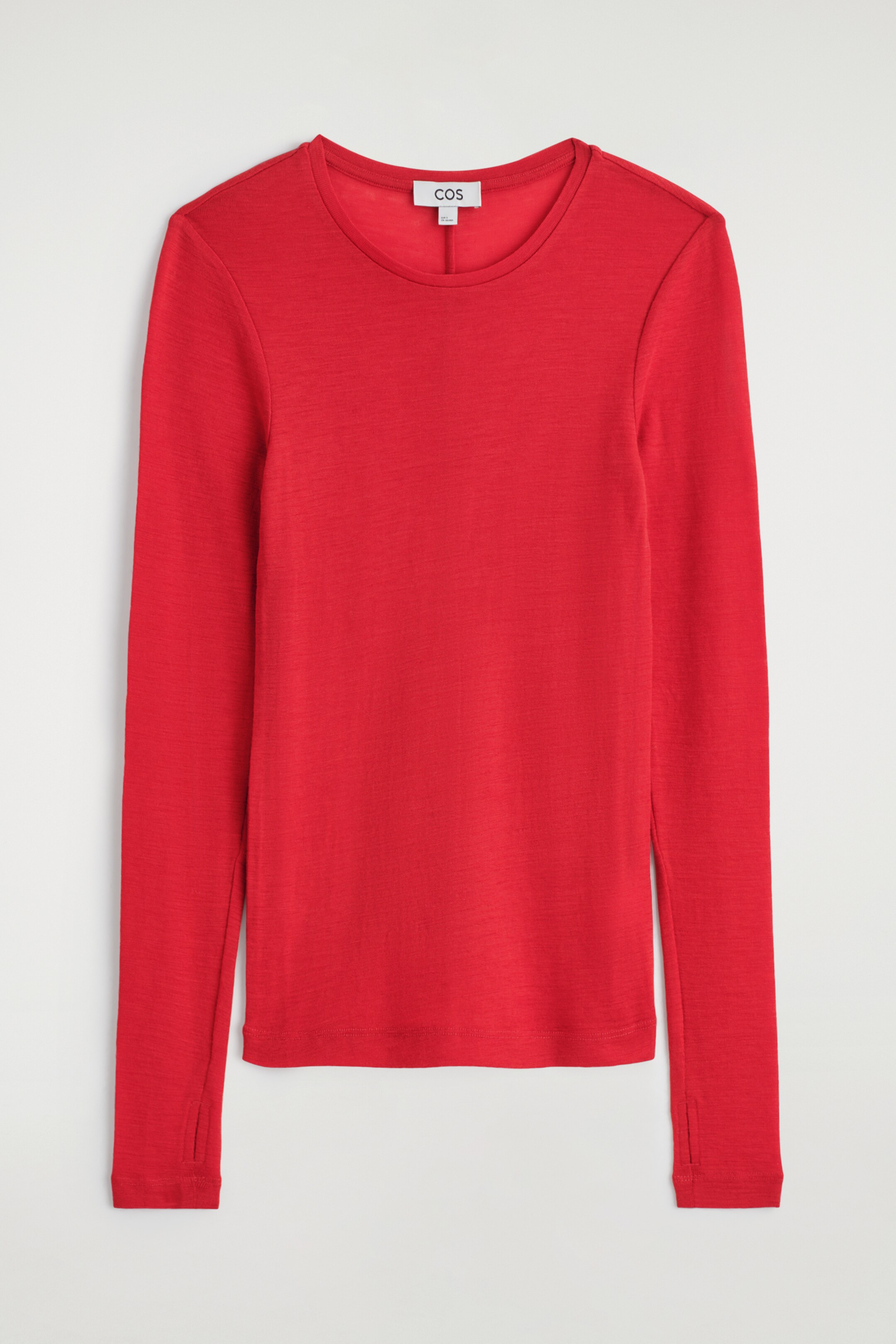 Agrandir l'image: Un haut rouge à manches longues est présenté de face, avec un col rond, une texture finement tricotée et des manches longues intégrées avec des poignets à trous pour les pouces. Le haut affiche une silhouette mince.