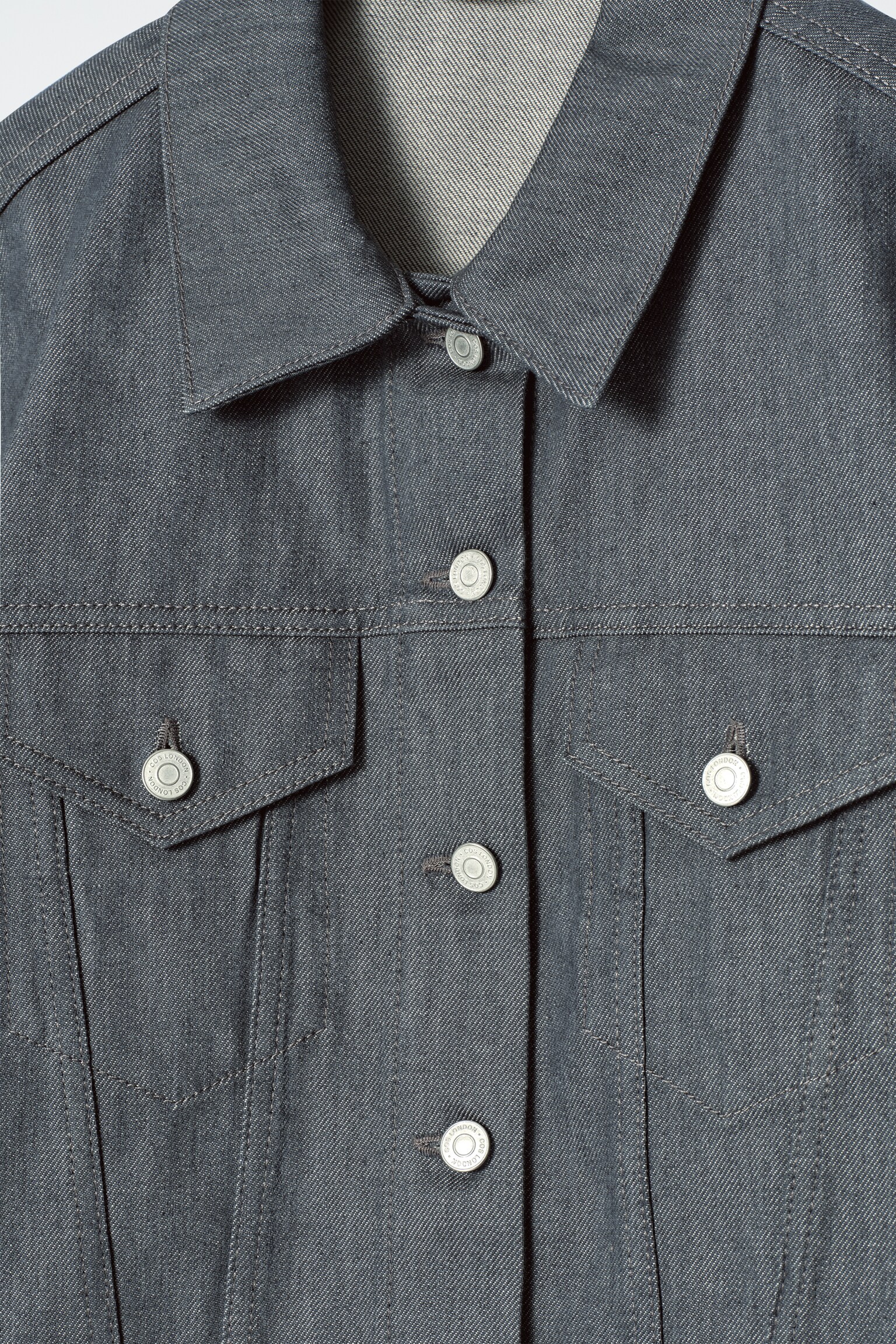 CHAQUETA VAQUERA OVERSIZE EN DENIM CRUDO - GRIS CRUDO - 8