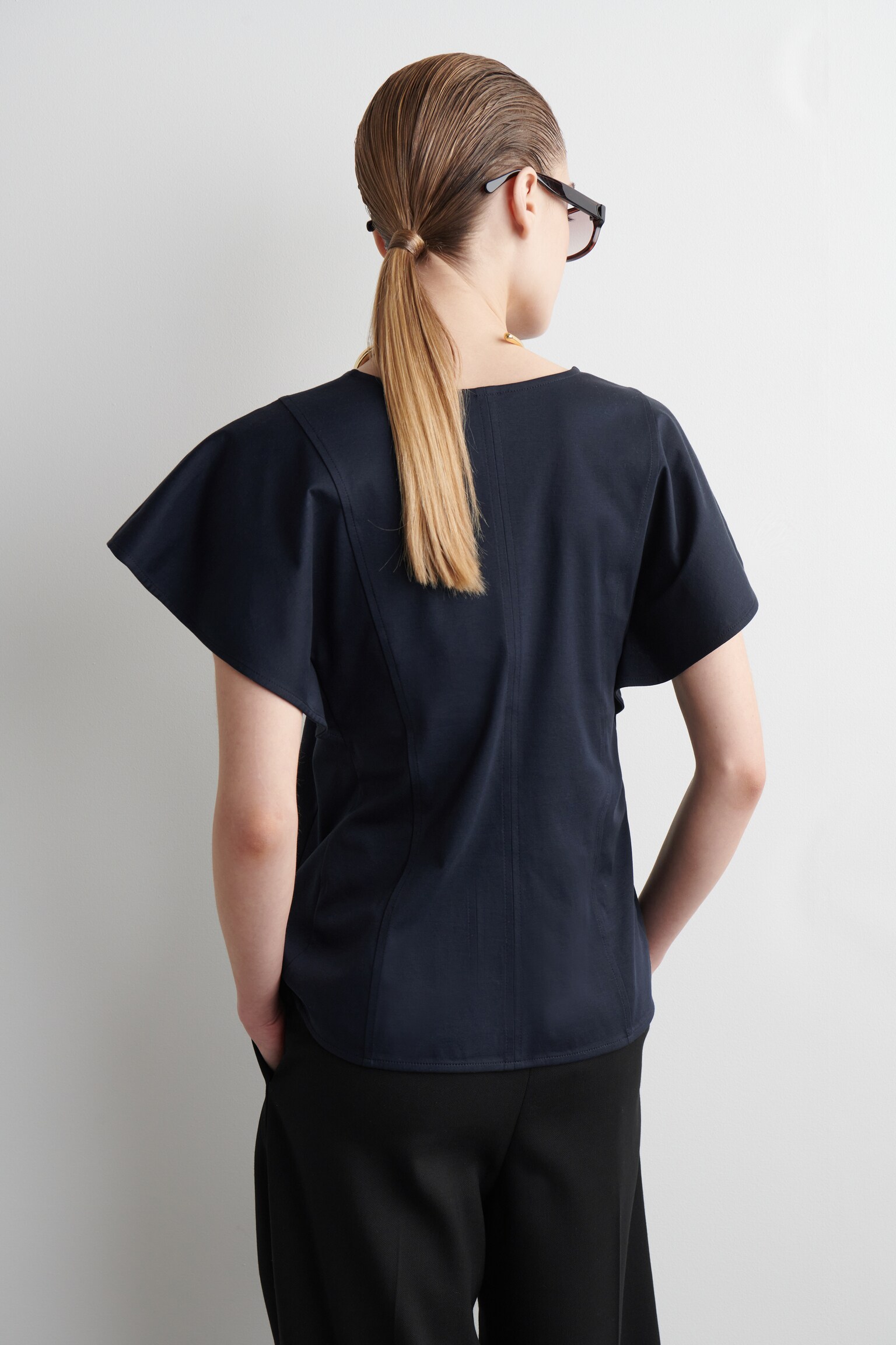 TOP DE ALGODÓN CON MANGAS PÉTALO - AZUL MARINO/MARFIL - 7