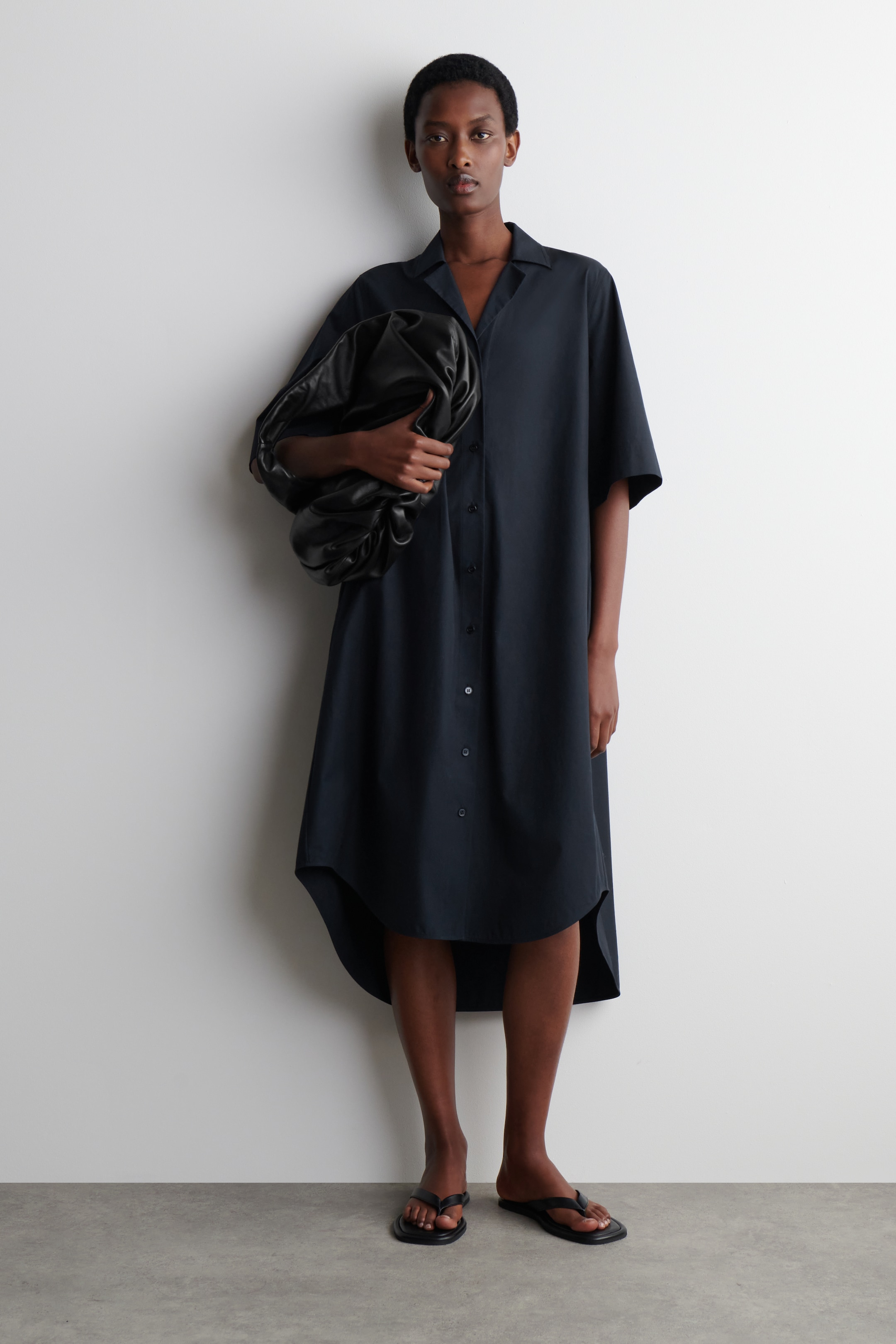 Visualizza immagine più grande: CHEMISIER MIDI A MANICHE CORTE CON CINTURA - BLU NAVY - DONNA | H&M IT 1