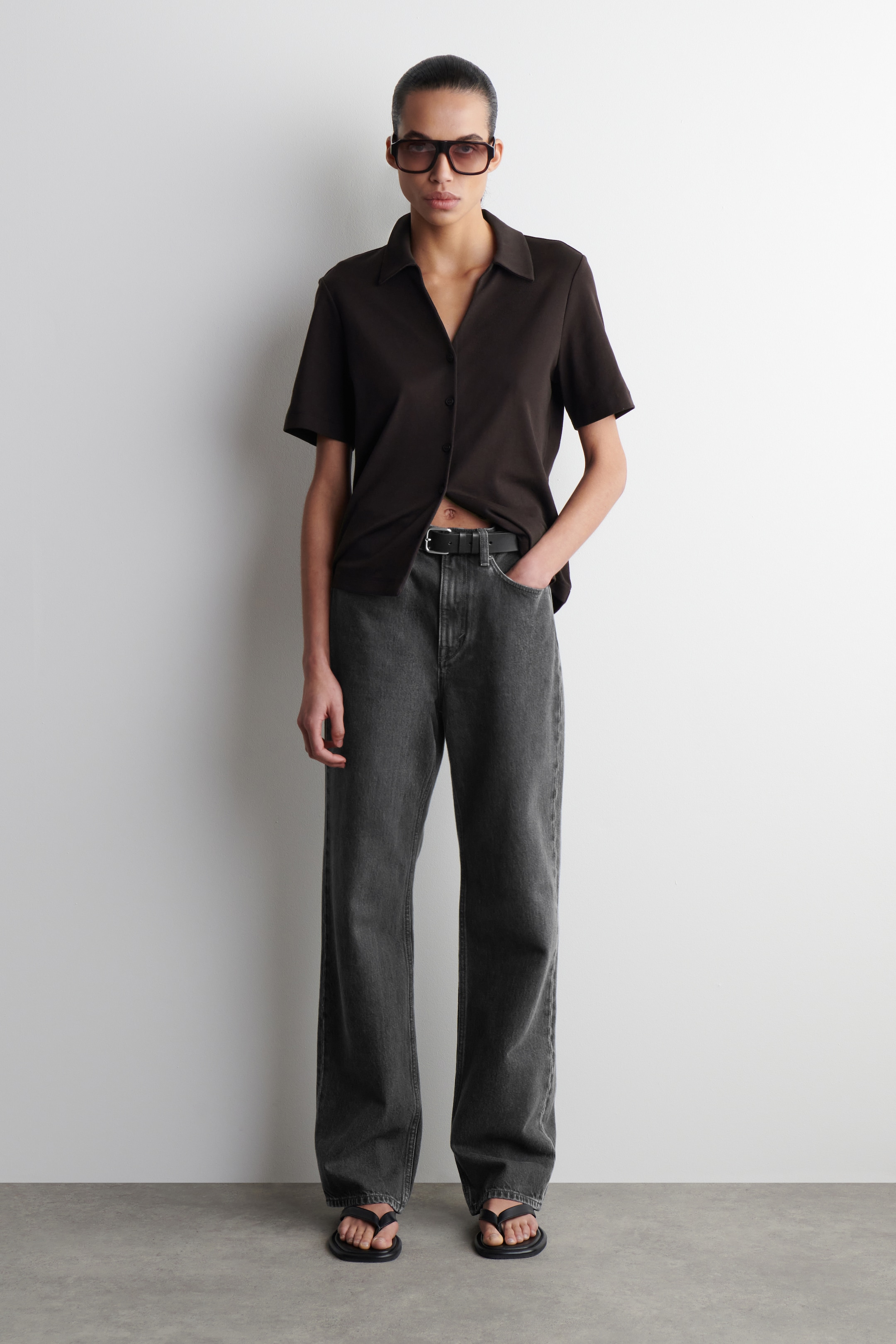 Grösseres Bild ansehen: COLUMN JEANS MIT GERADEM BEIN - SCHWARZE WASCHUNG - DAMEN | H&M CH 1
