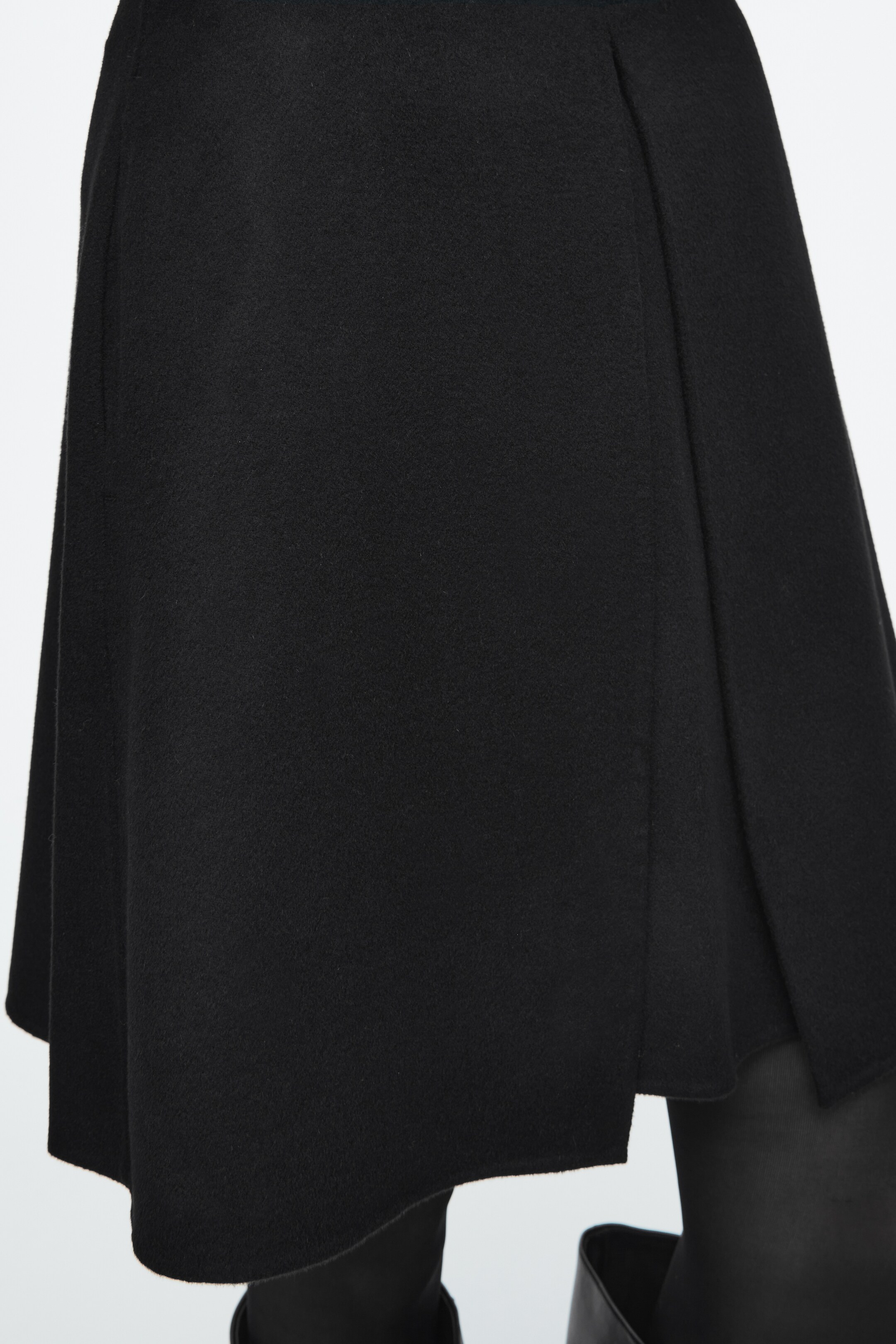 Näytä suurempi kuva: FOLD-DETAIL DOUBLE-FACED WOOL MINI SKIRT - BLACK - NAISET | H&M FI 2