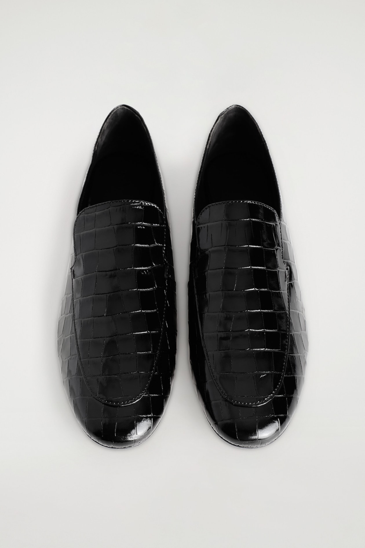 CROC-EFFECT LEATHER LOAFERS — BLACK / CROC EFFECT