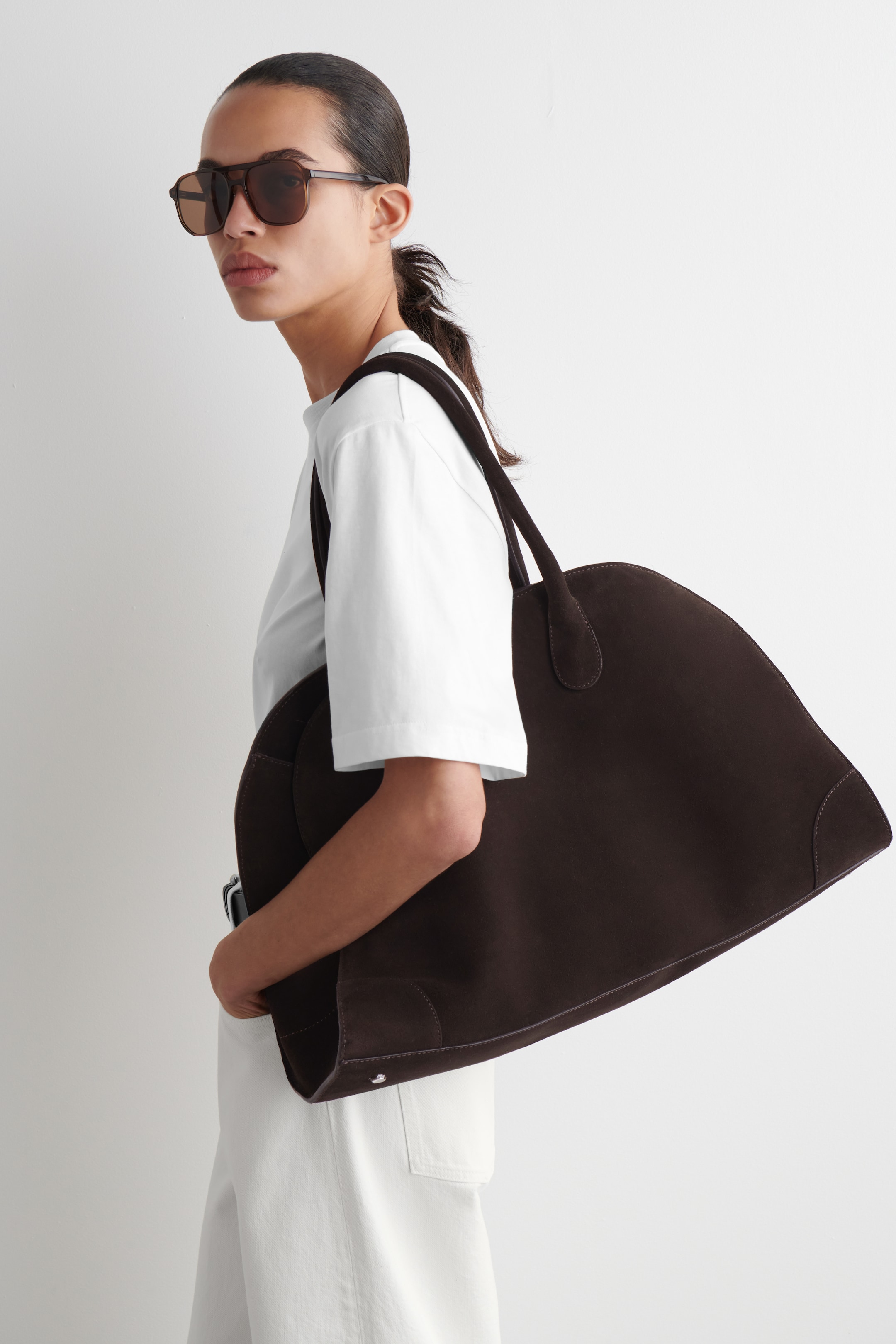 Grösseres Bild ansehen: STUDIO BOWLINGTASCHE - LEDER - DUNKELBRAUNES VELOURSLEDER - DAMEN | H&M CH 1