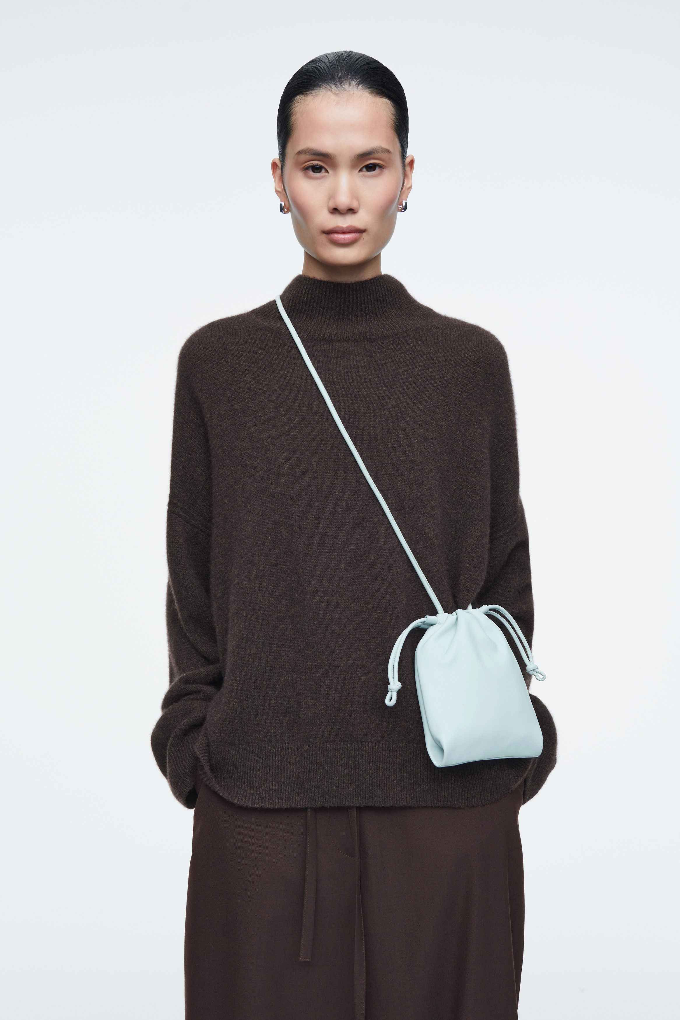 【関送込】COS CAVATELLI フォンポーチ - レザー CAVATELLI PHONE POUCH - LEATHER - PALE BLUE | COS