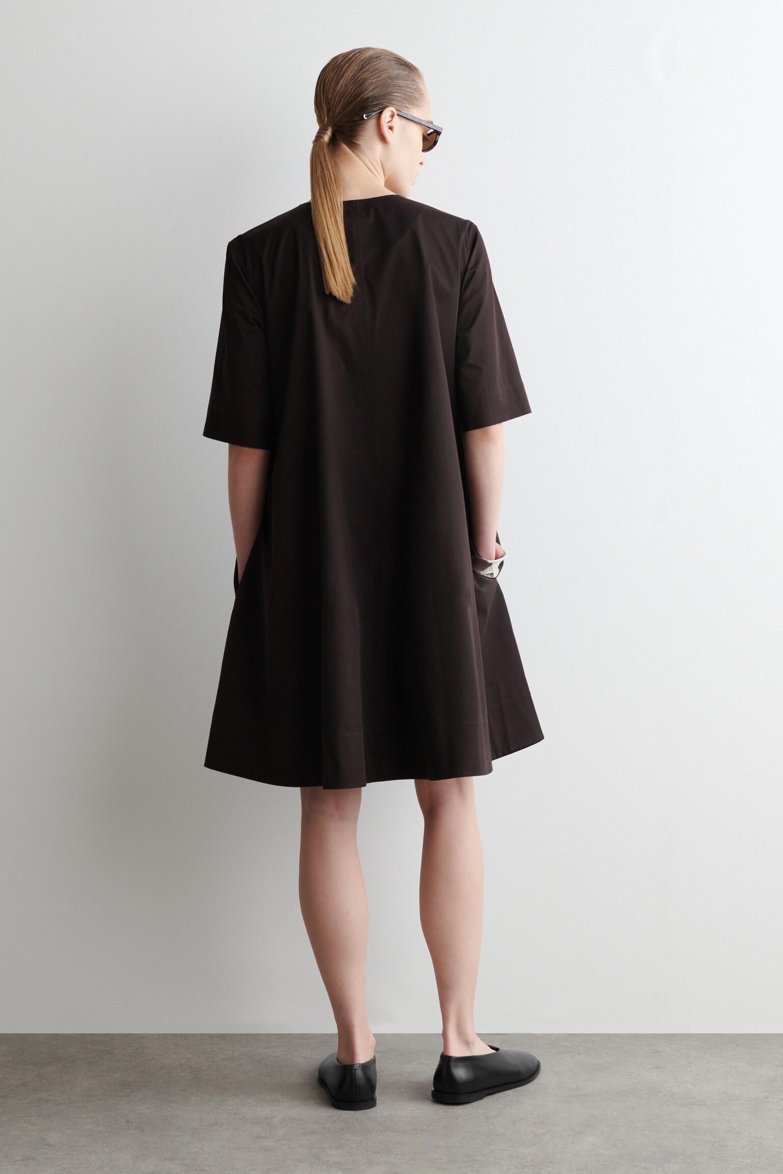 VESTIDO DE ALGODÓN CON TABLAS Y MEDIA CREMALLERA - MARRÓN OSCURO/BLANCO/MARRÓN - 6