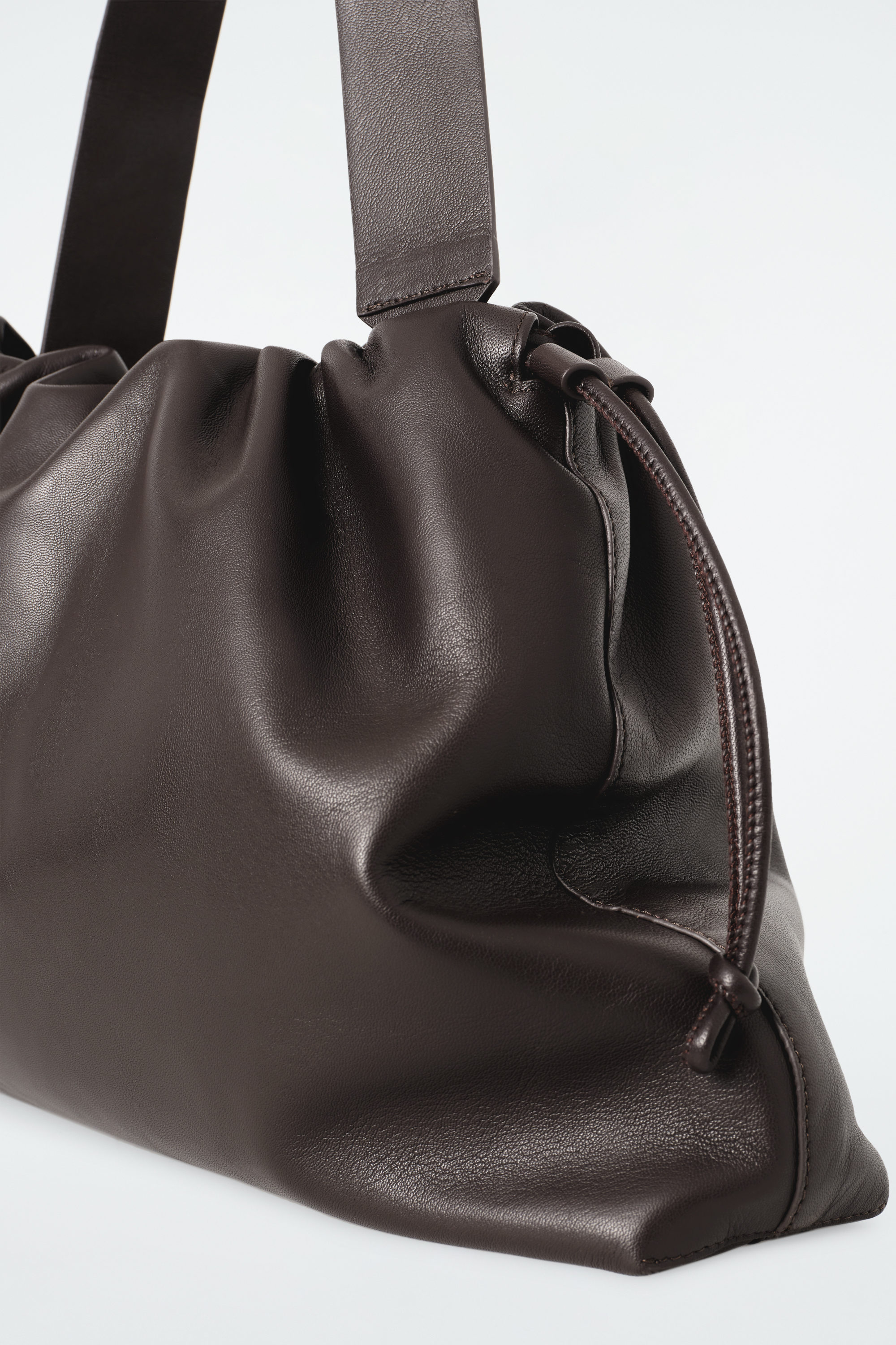 COS CAVATELLI ミニクラッチバッグ スエード　ブラウン CAVATELLI MINI CLUTCH BAG - SUEDE - BROWN | COS