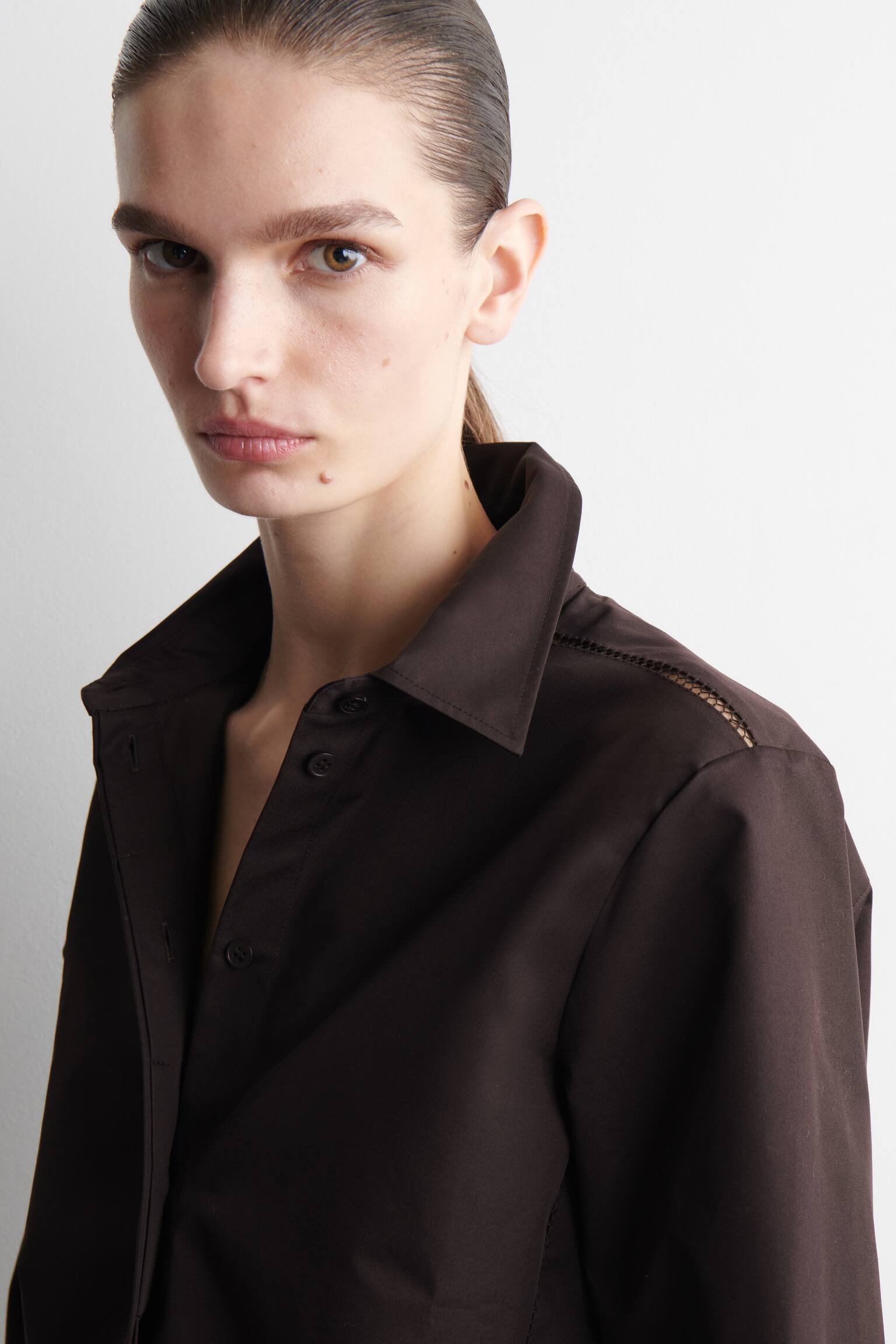 KOSZULA Z AŻUROWYM HAFTEM ZAWIERAJĄCA BAWEŁNĘ - CIEMNOBRĄZOWY - 8