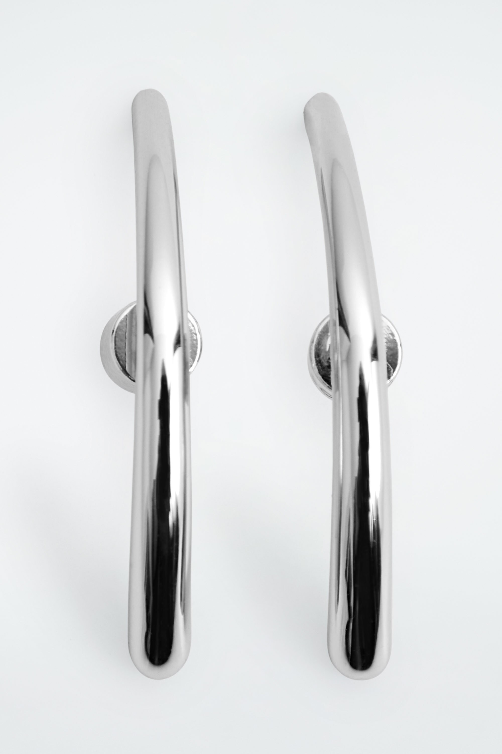 CURVED STUD EARRINGS - SILVER | COS