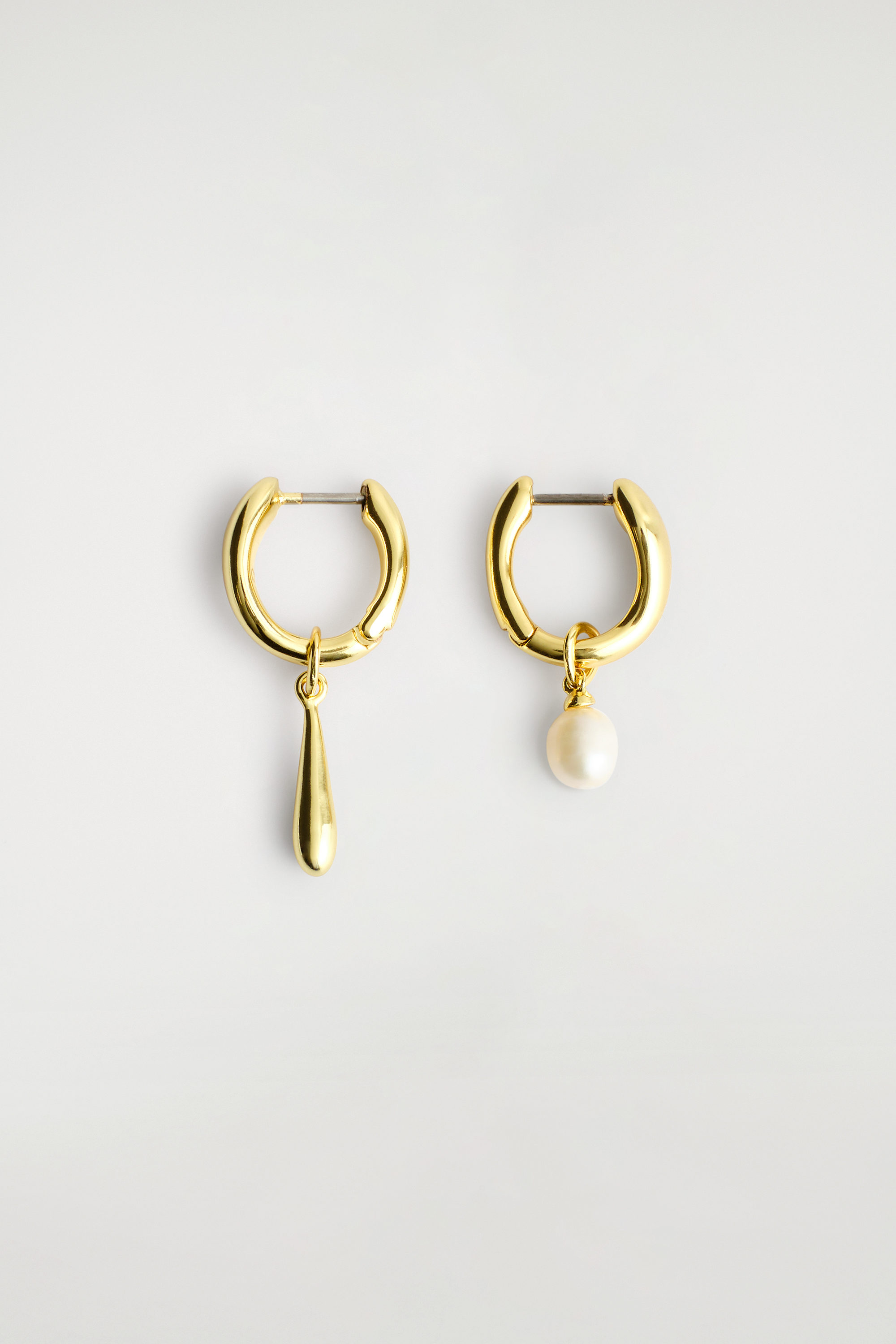 MISMATCHED TEARDROP PEARL HOOP EARRINGS - GOLD | COS CA