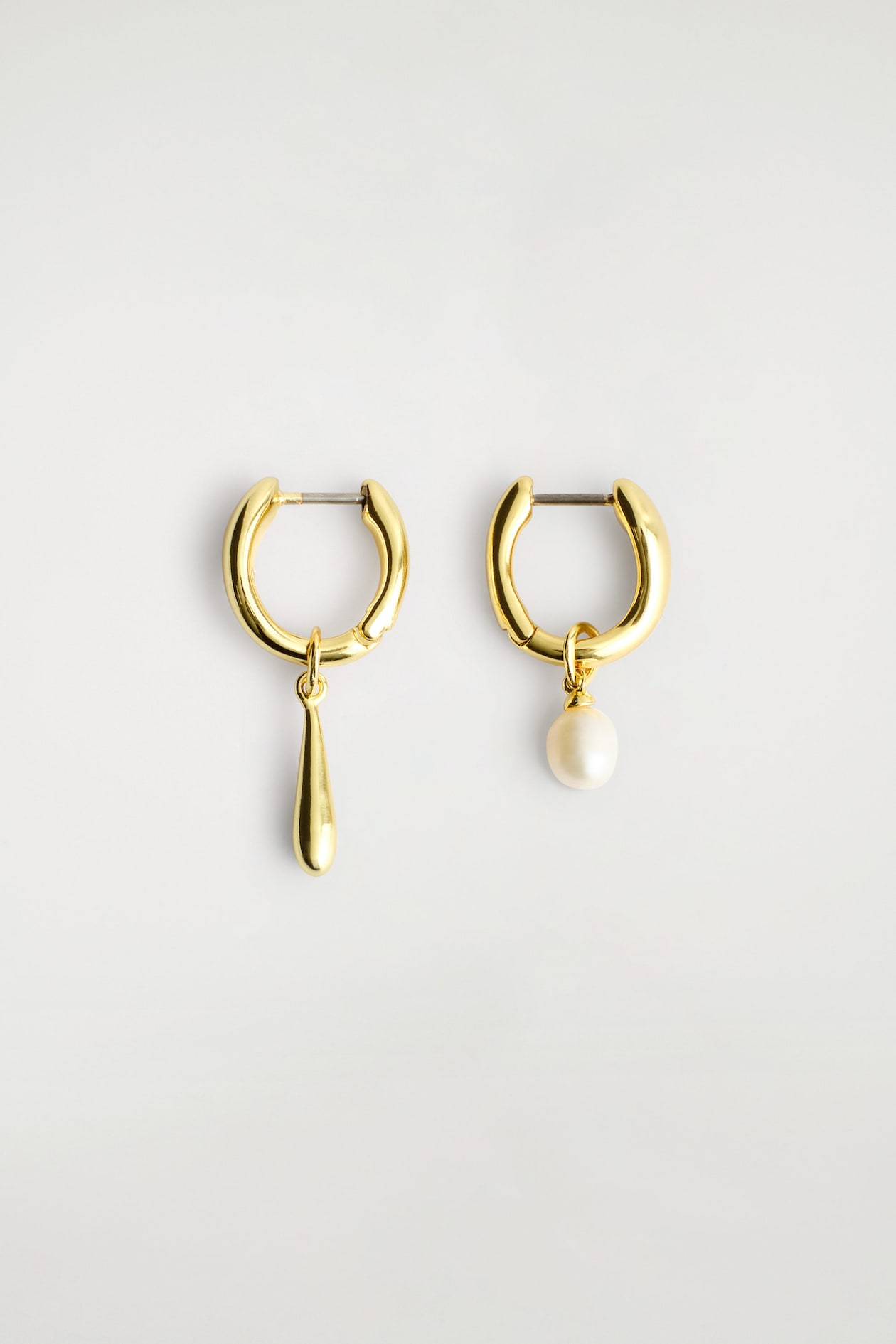 MISMATCHED TEARDROP PEARL HOOP EARRINGS — GOLD