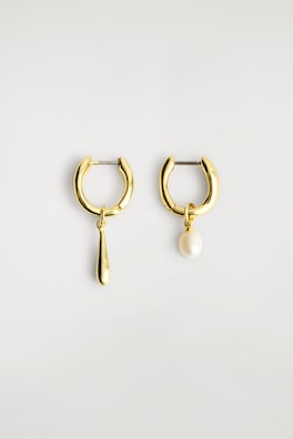 MISMATCHED TEARDROP PEARL HOOP EARRINGS — GOLD 4