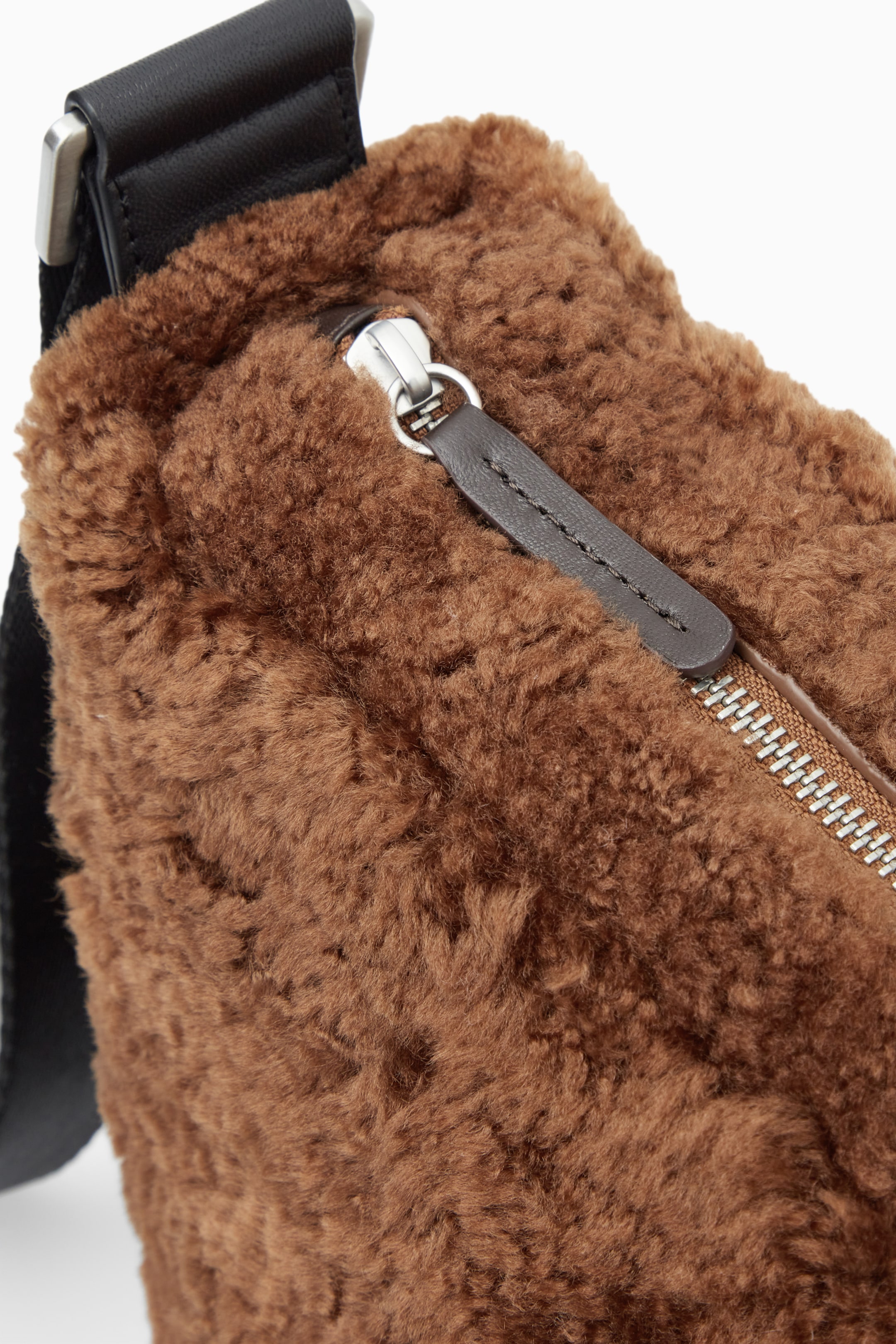 View larger image: SLOUCHY CROSSBODY - SHEARLING - BROWN - Men | H&M GB 6