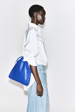 DRAWSTRING CROSSBODY BAG - LEATHER — COBALT BLUE 3