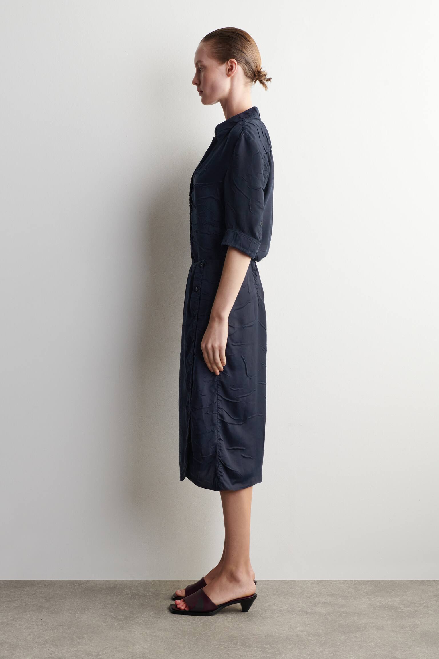 FALDA MIDI FRUNCIDA CON EFECTO ARRUGADO - AZUL MARINO - 3