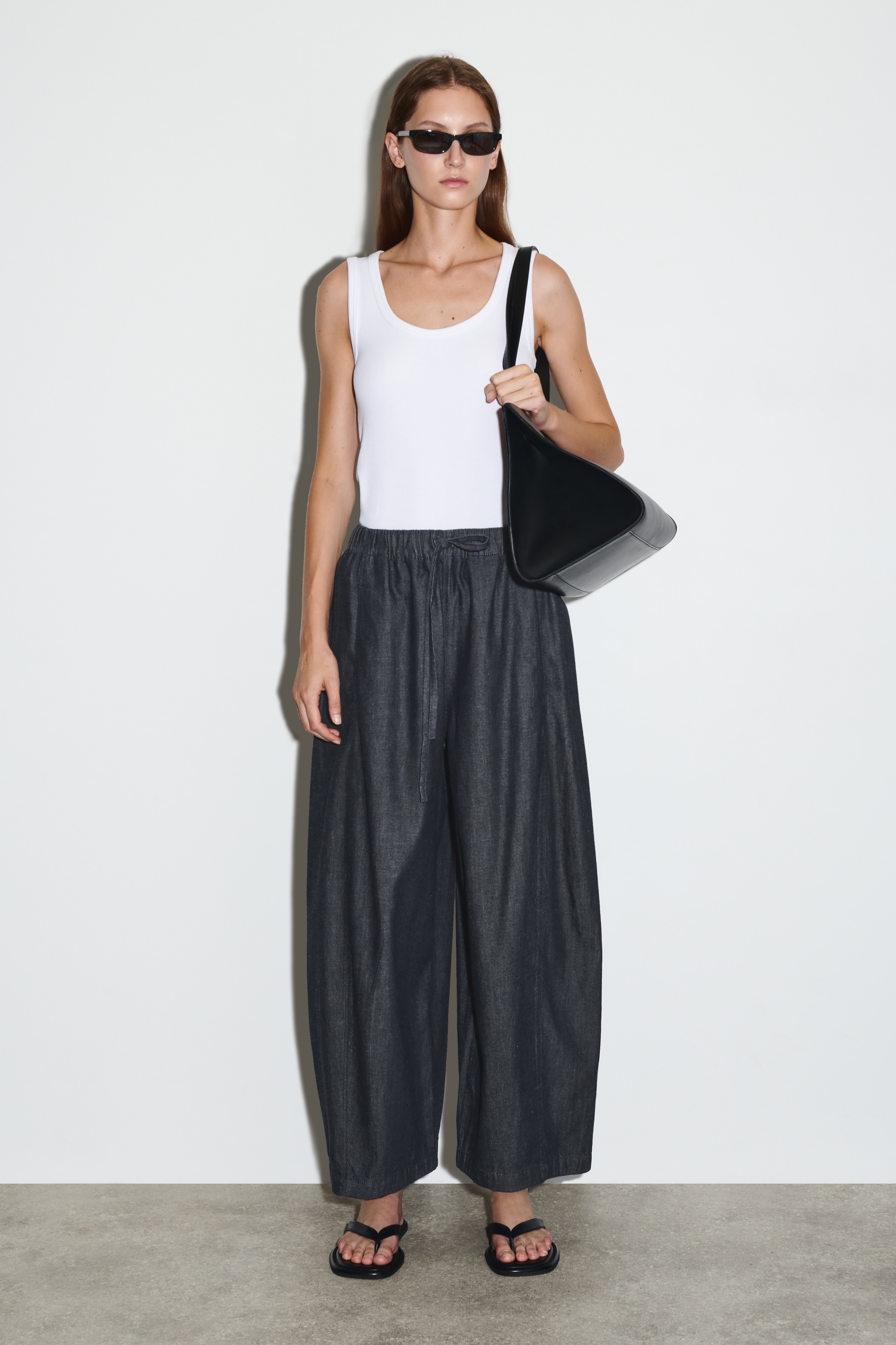 BARREL-LEG DENIM TREKKOORD BROEK - DONKERBLAUW