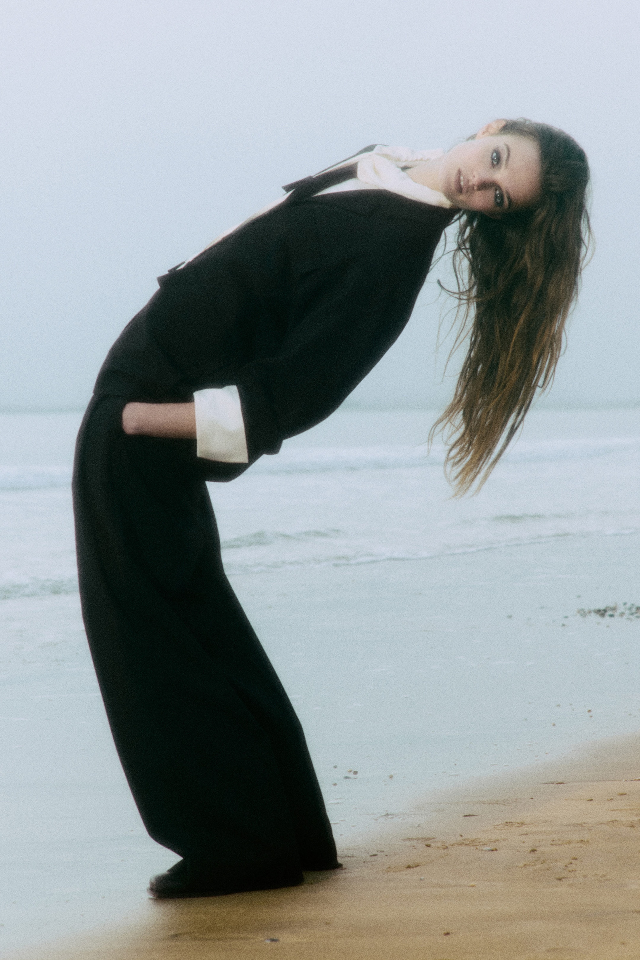 BLUSA CON CUELLO DE EMBUDO Y CORDÓN DE AJUSTE
