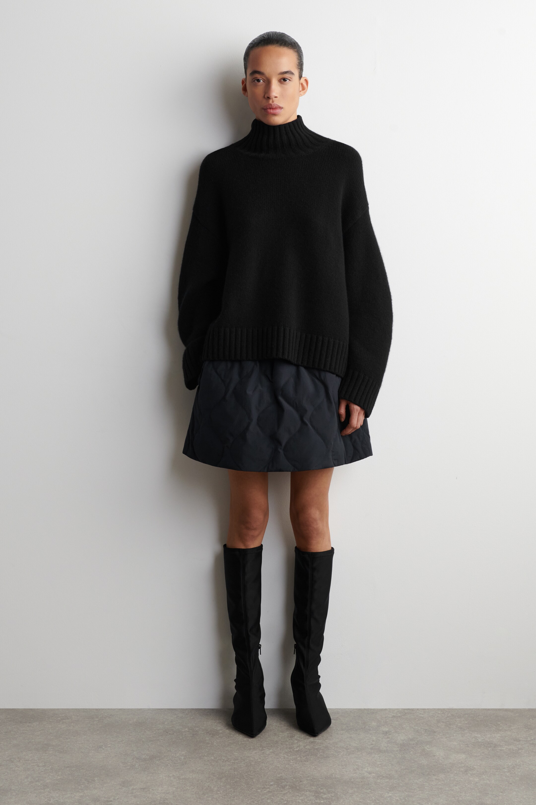 Zobrazit větší obrázek: PROŠÍVANÁ MINI SUKNĚ - NAVY - ŽENY | H&M CZ 1