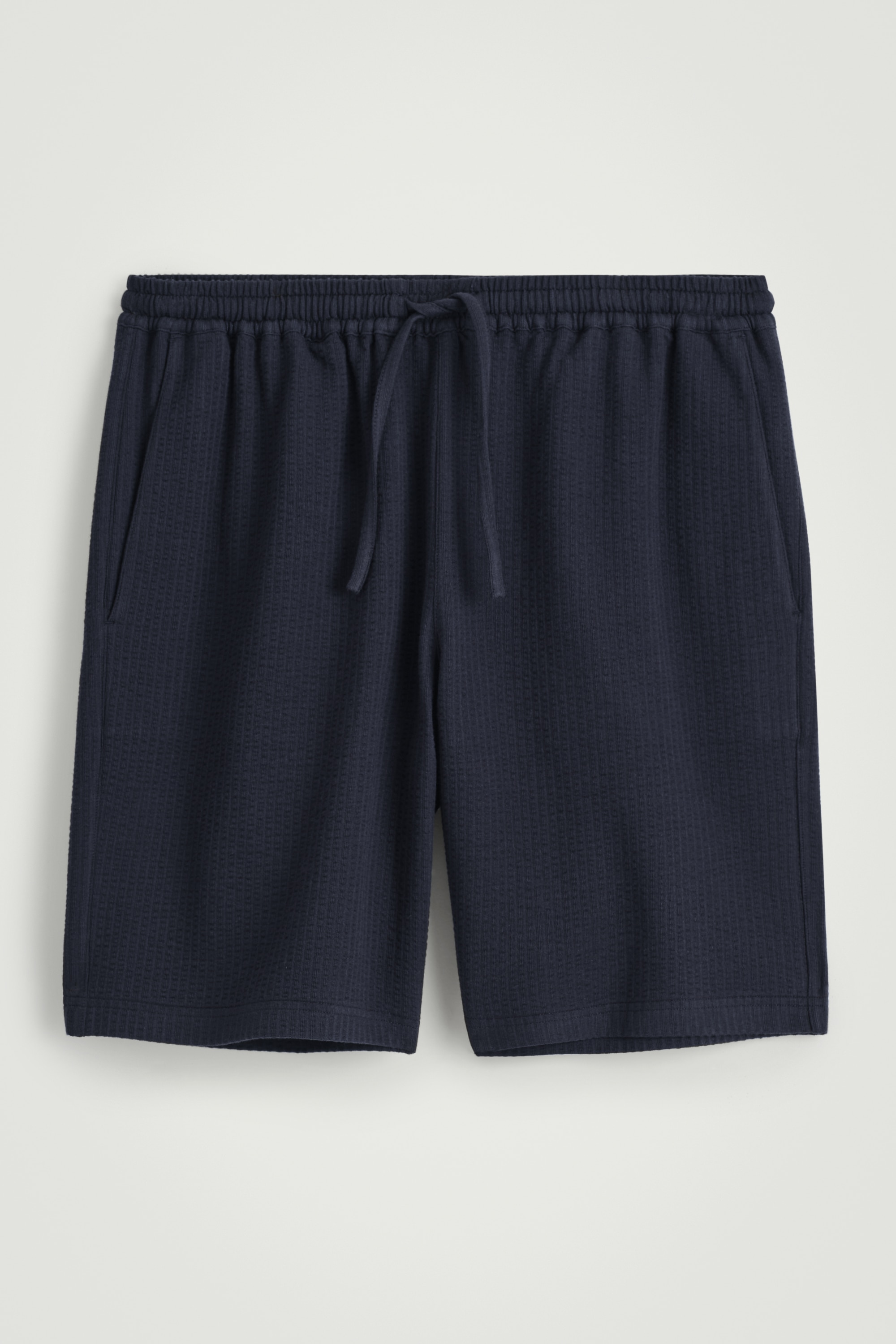 BERMUDAS SEERSUCKER CON AJUSTE DE CORDÓN - AZUL MARINO