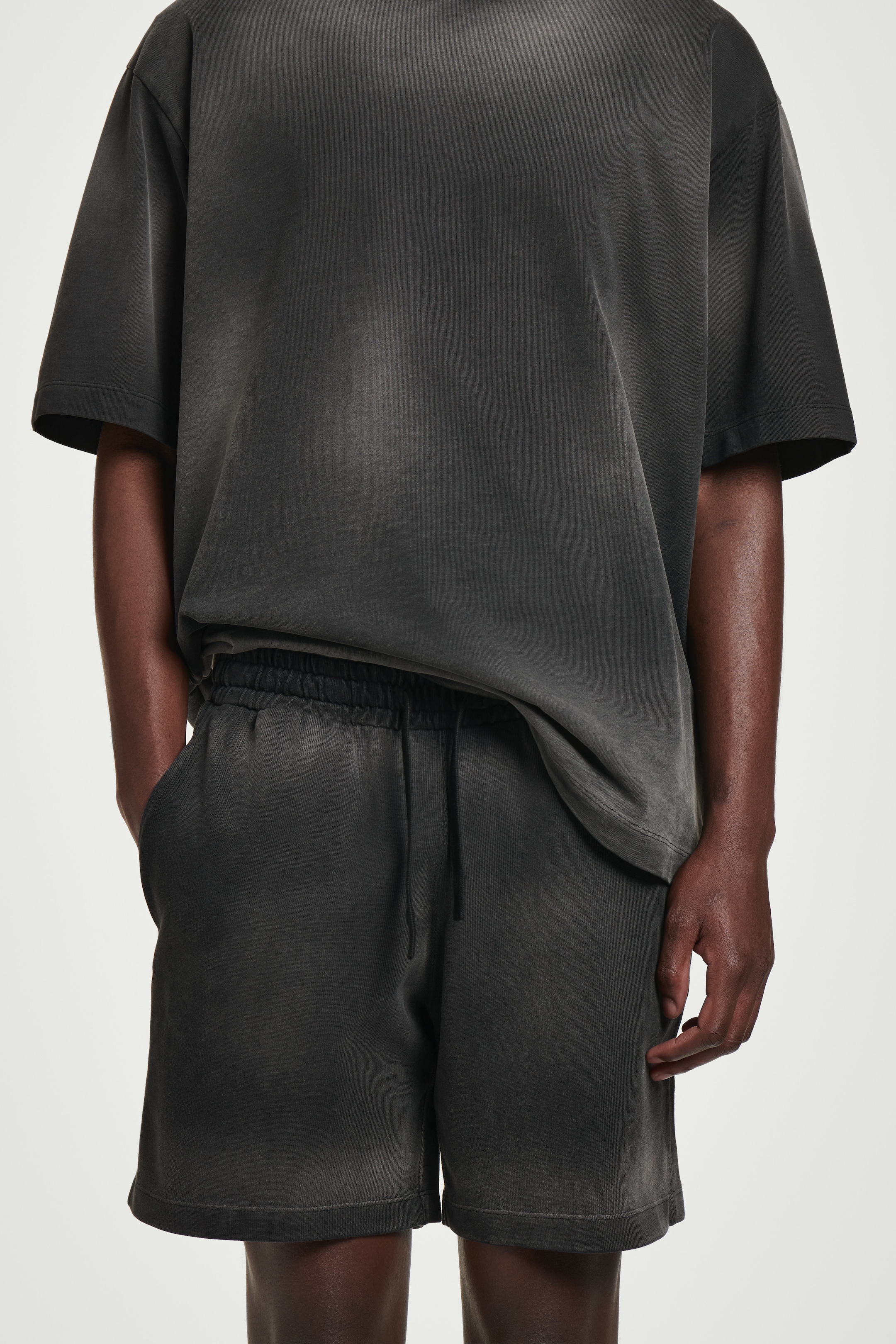 Agrandir l'image: SHORT À TAILLE AJUSTABLE EN JERSEY DÉLAVÉ - NOIR - HOMME | H&M CH 2