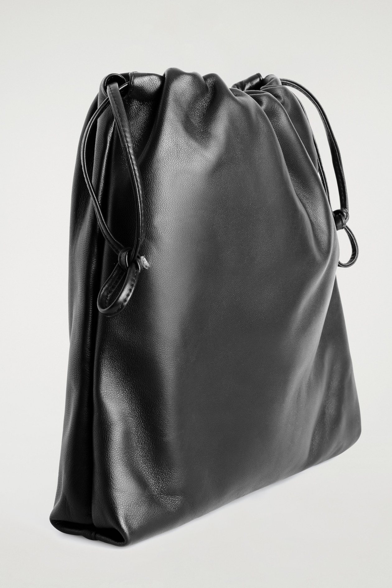 DRAWSTRING CROSSBODY BAG - LEATHER — BLACK
