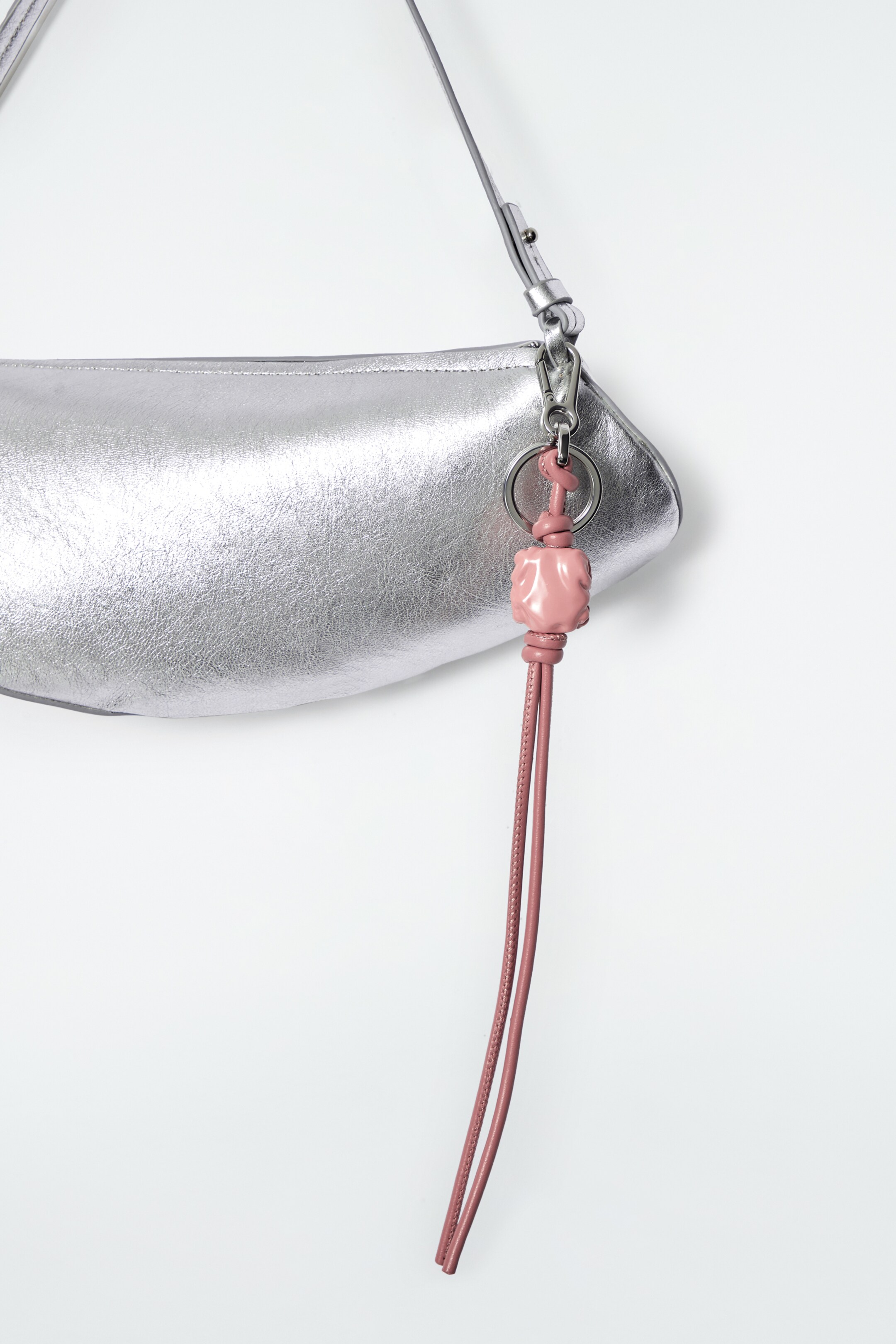 Größeres Bild anzeigen: ANHÄNGER MIT STEPPDESIGN, PERLEN UND LEDERQUASTE  - ROSA - Ladies | H&M AT 3