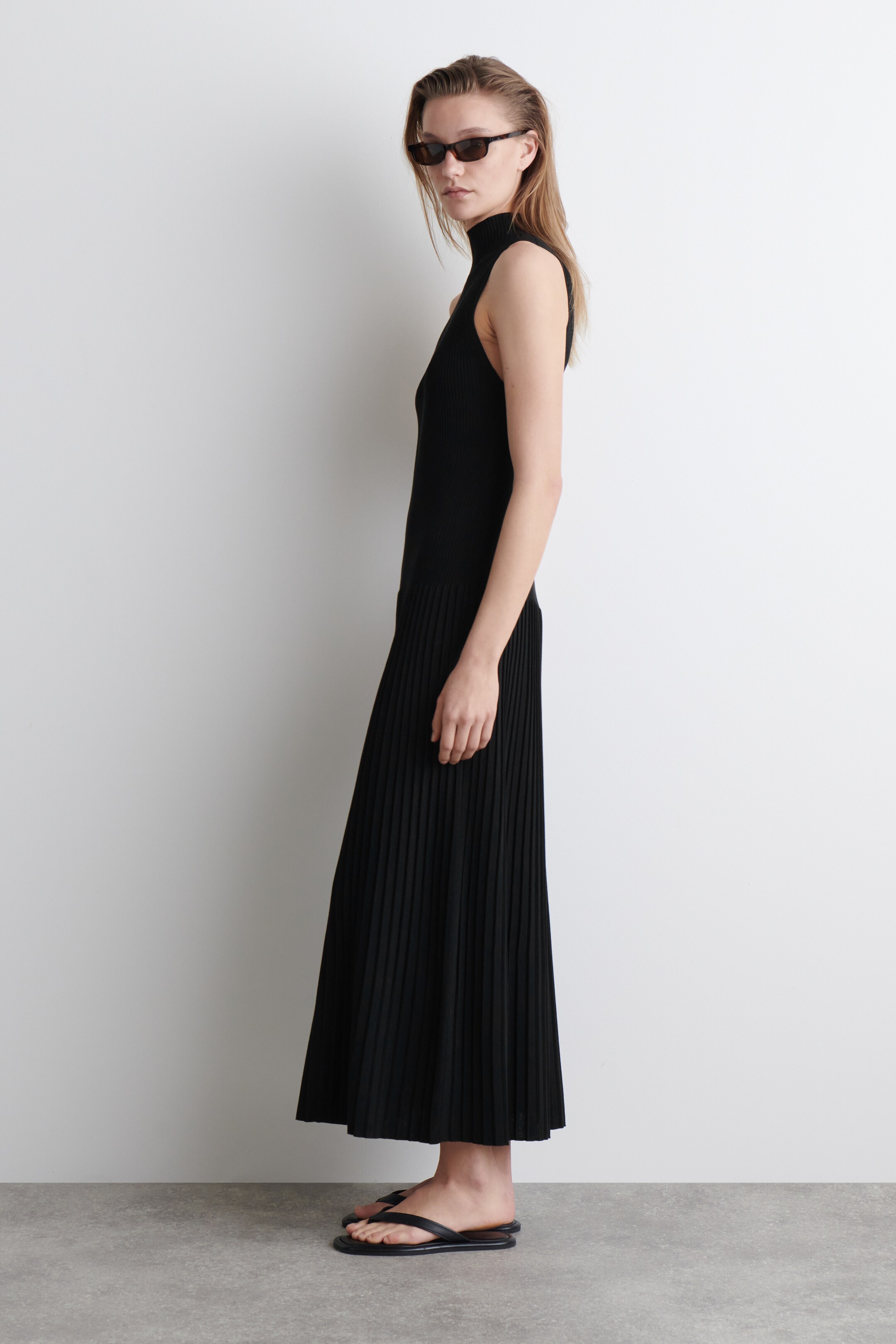 Ingrandisci l'immagine: PLEATED HIGH-NECK MAXI DRESS - BLACK - DONNA | H&M CH 5