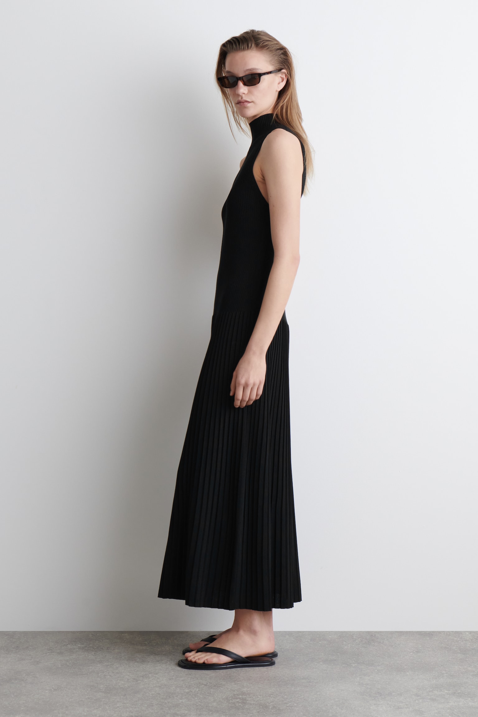 VESTIDO LARGO PLISADO DE CUELLO ALTO - NEGRO/VERDE CLARO - 4