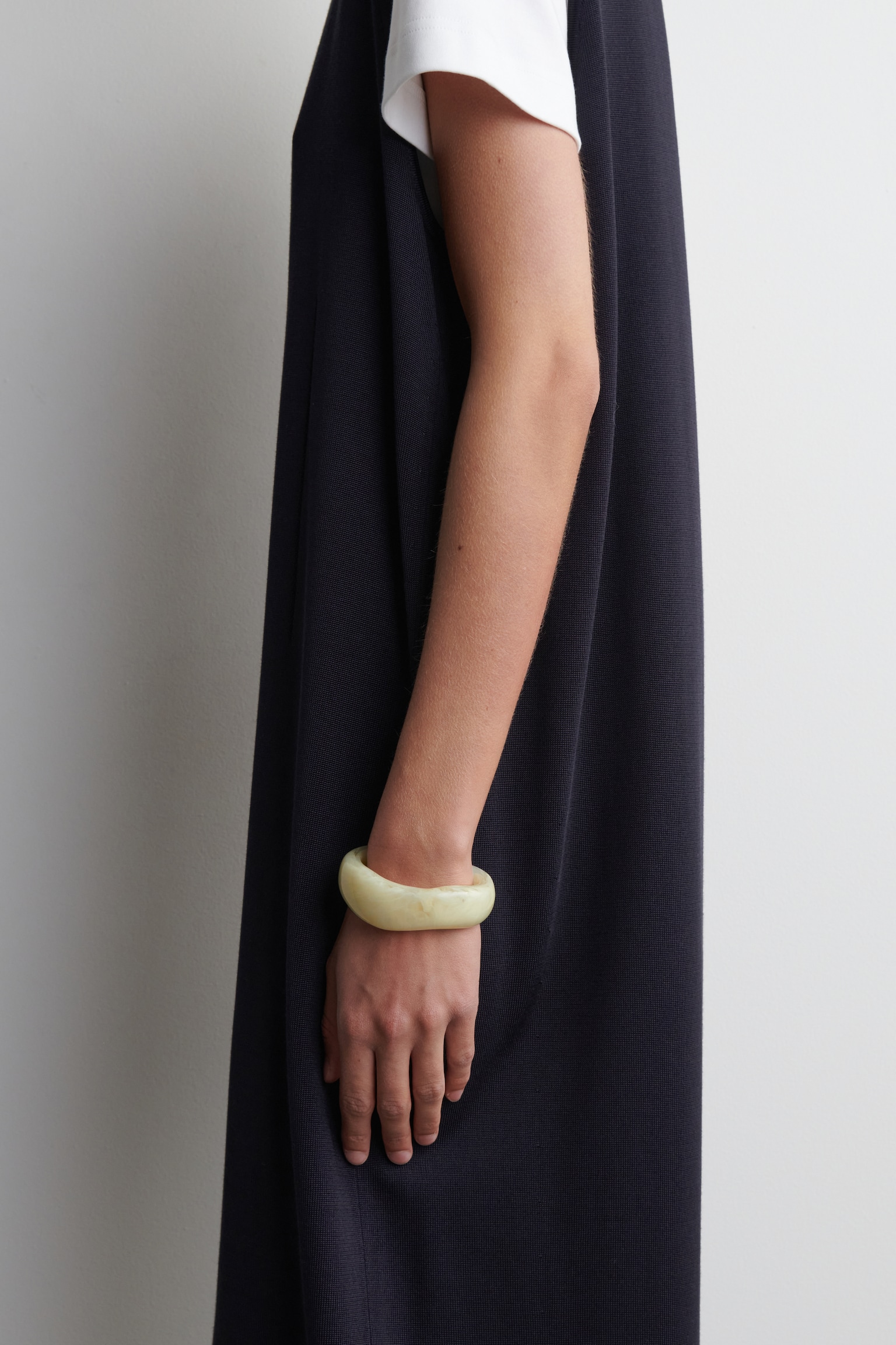 CHUNKY CURVED BANGLE - BUTTERMILK/DARK BLUE/GREY
