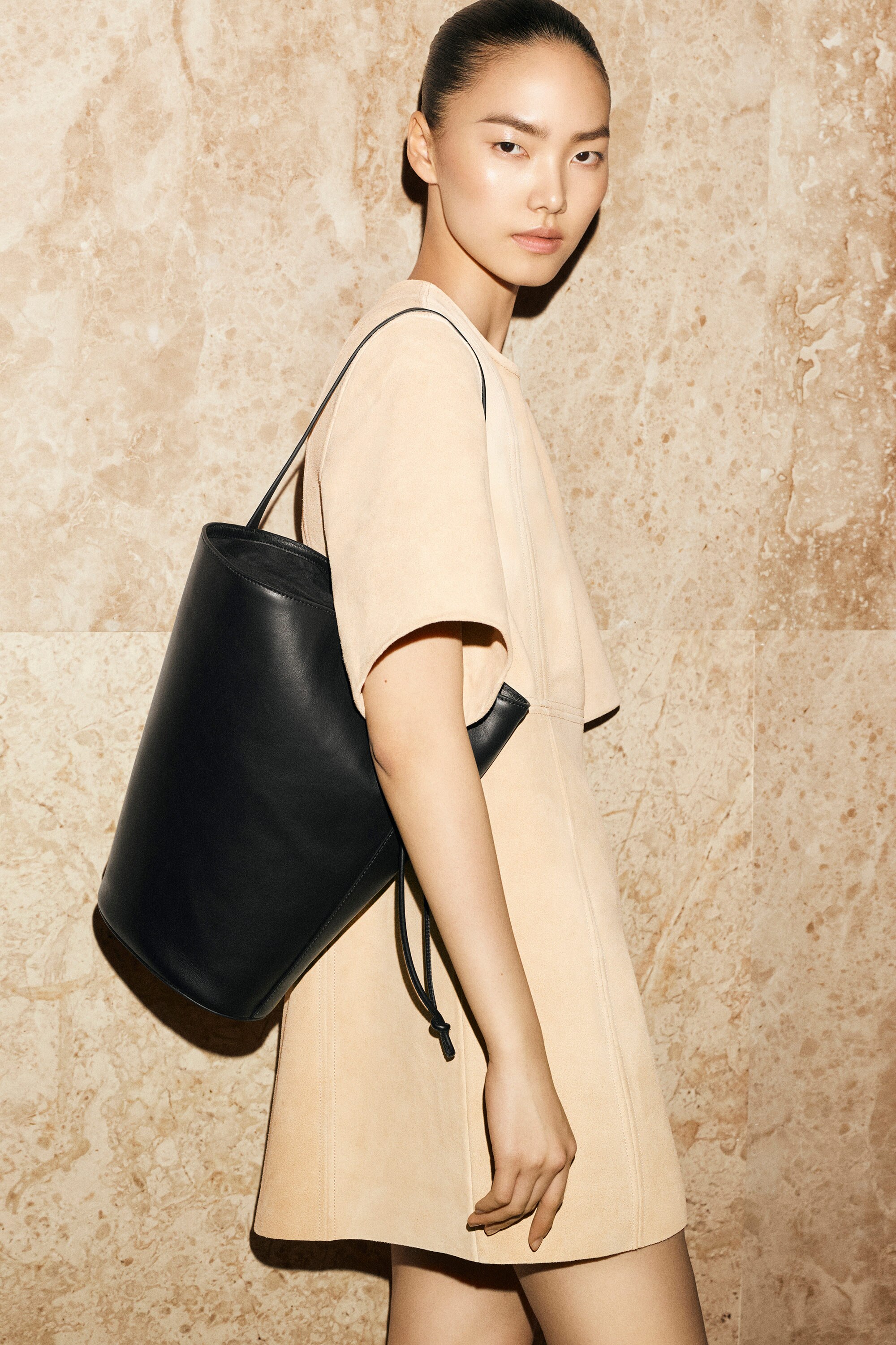 BUCKET BAG - LEATHER - BLACK | COS