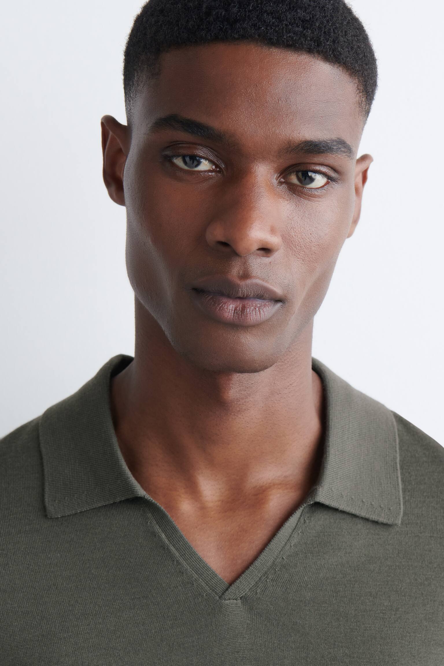 OPEN-COLLAR MERINO WOOL POLO SHIRT - KHAKI/כחול כהה - 5