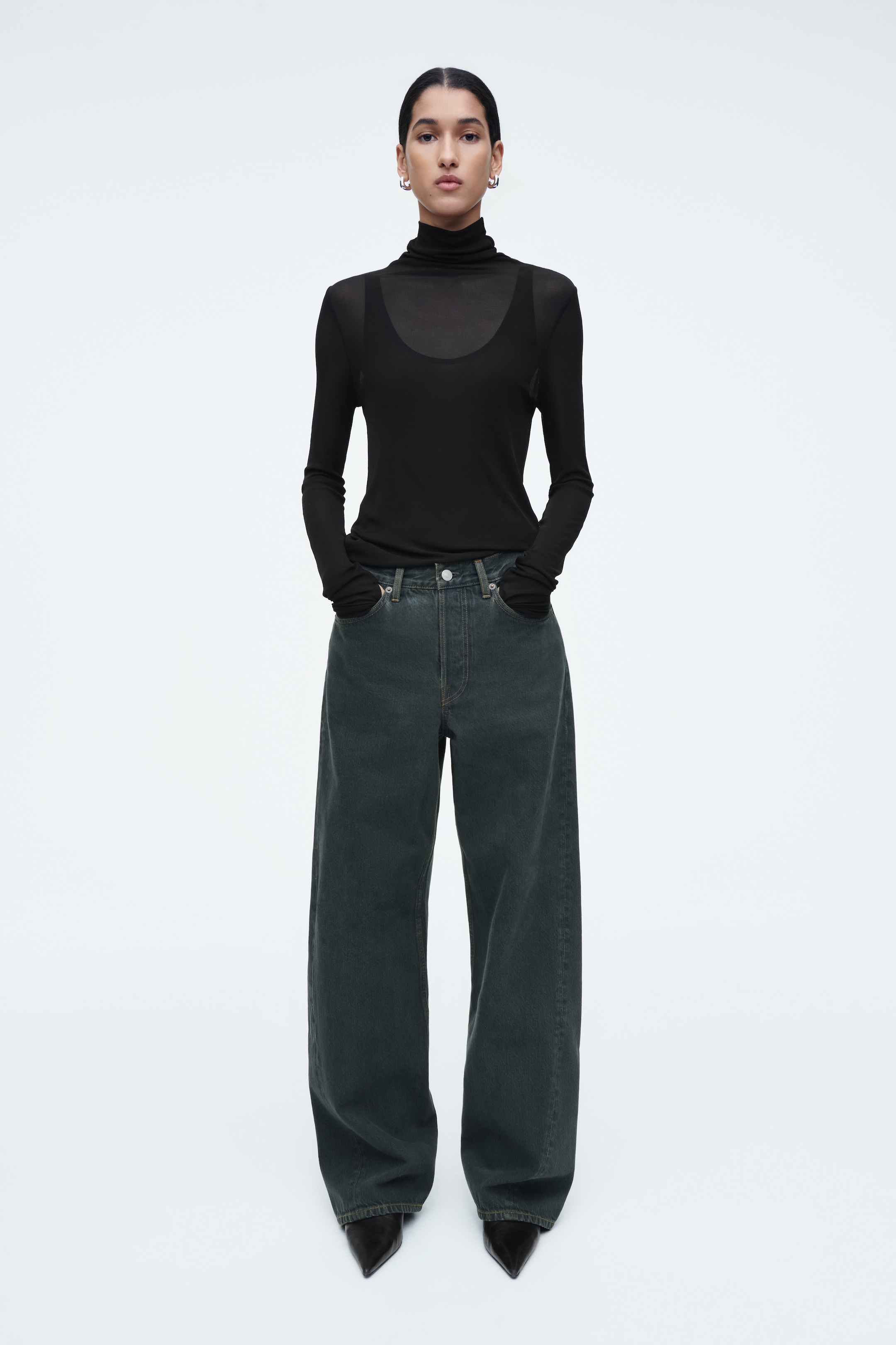 Visa större bild: FACADE JEANS MED RAKA BEN - DOVT MÖRKBLÅ - DAM | H&M SE 1