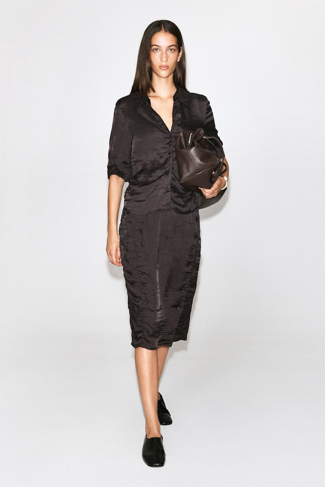 GATHERED CRINKLED MIDI SKIRT — BROWN