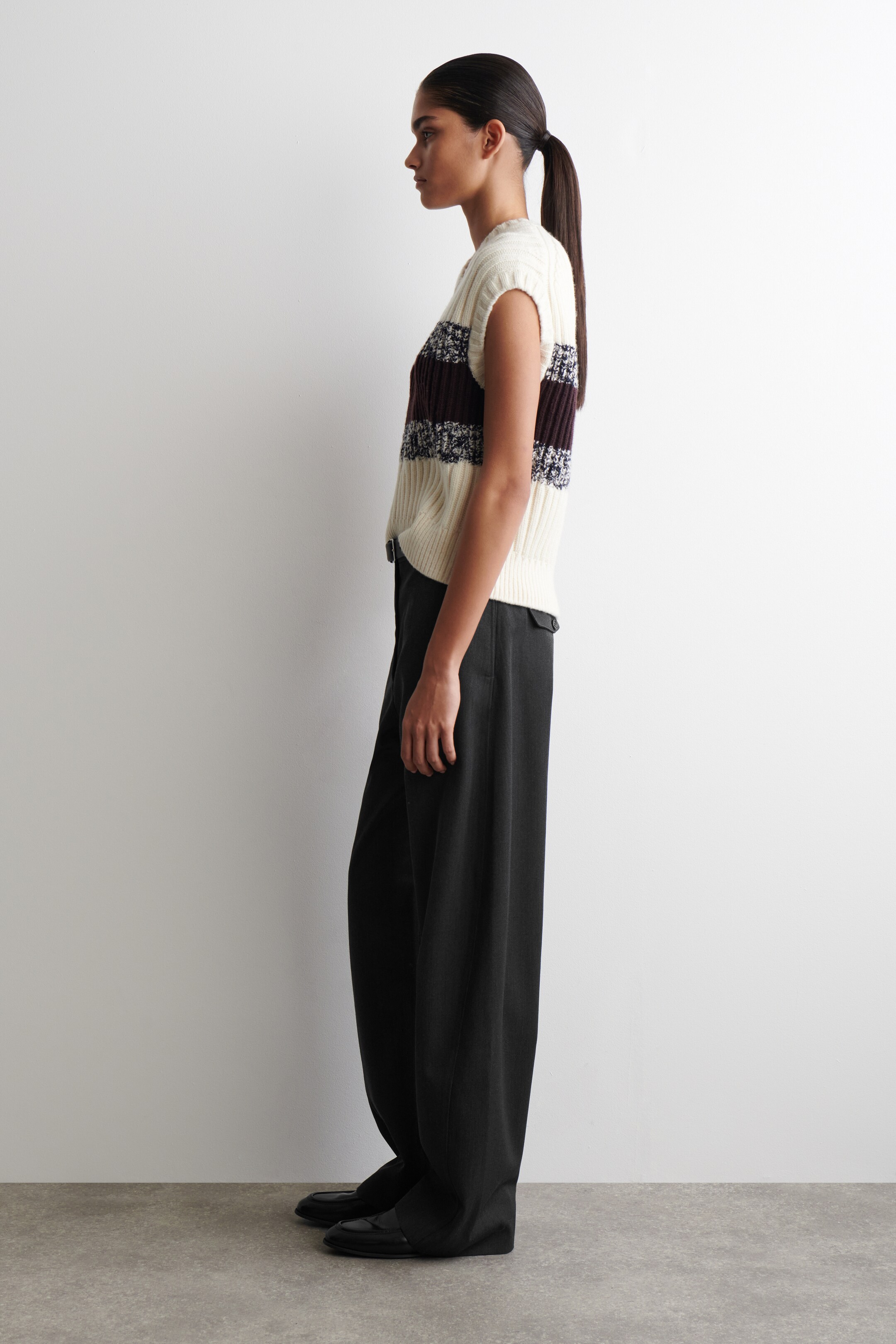 View larger image: TEXTURED MERINO WOOL V-NECK VEST - CREAM / BURGUNDY - Ladies | H&M GB 3