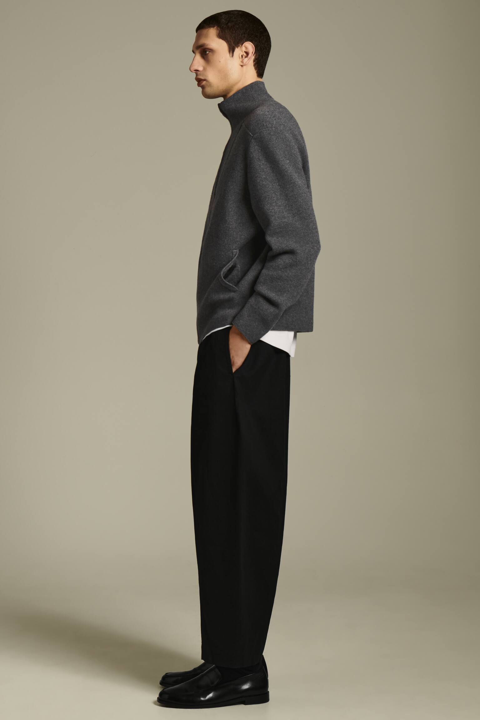 VERKÜRZTE HOSE AUS BAUMWOLLE MIT BARREL-BEIN - SCHWARZ/BEIGE/GRAU - 6