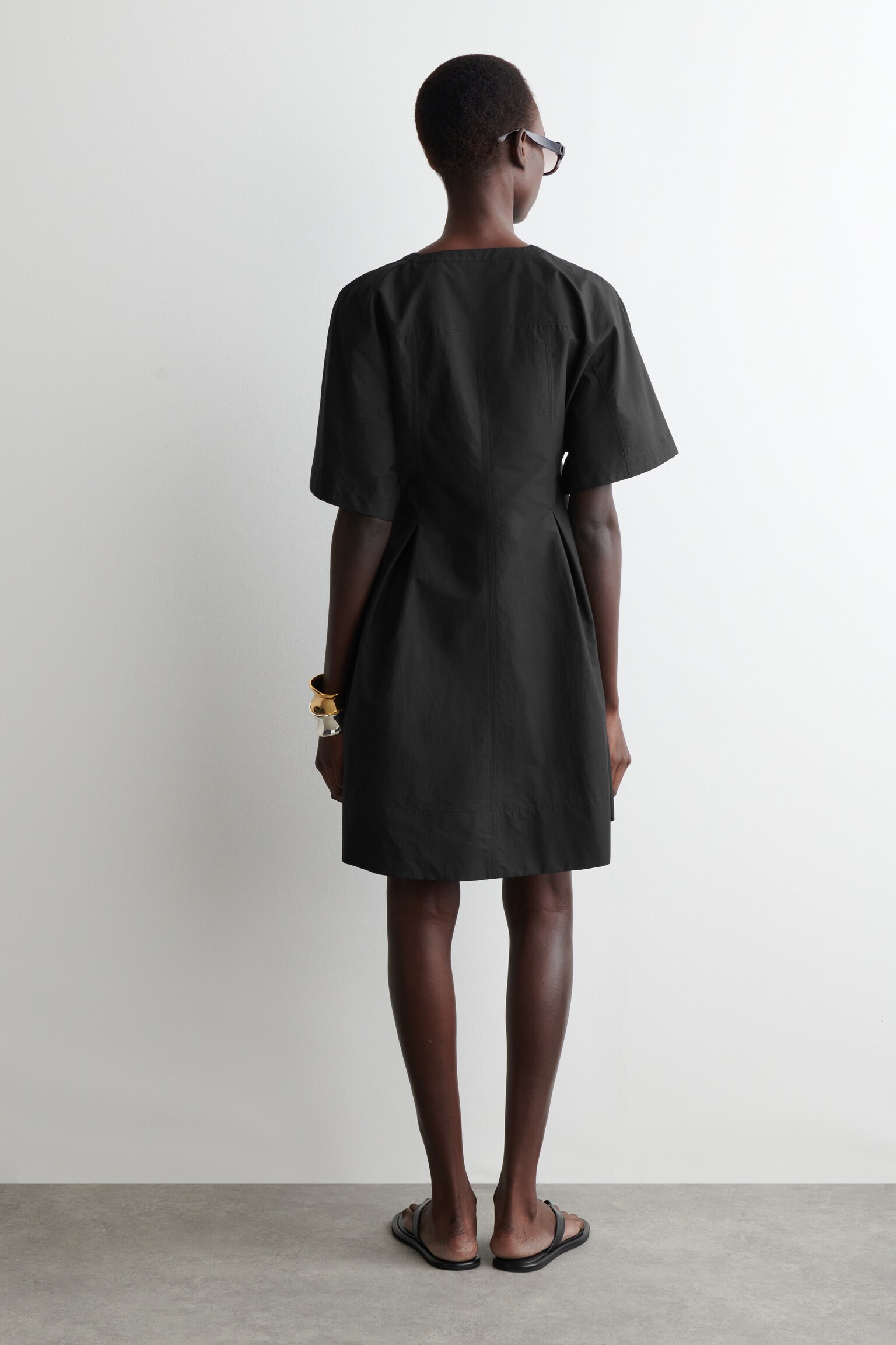 VESTIDO CORTO EVASÉ PLISADO - NEGRO/VERDE - 3