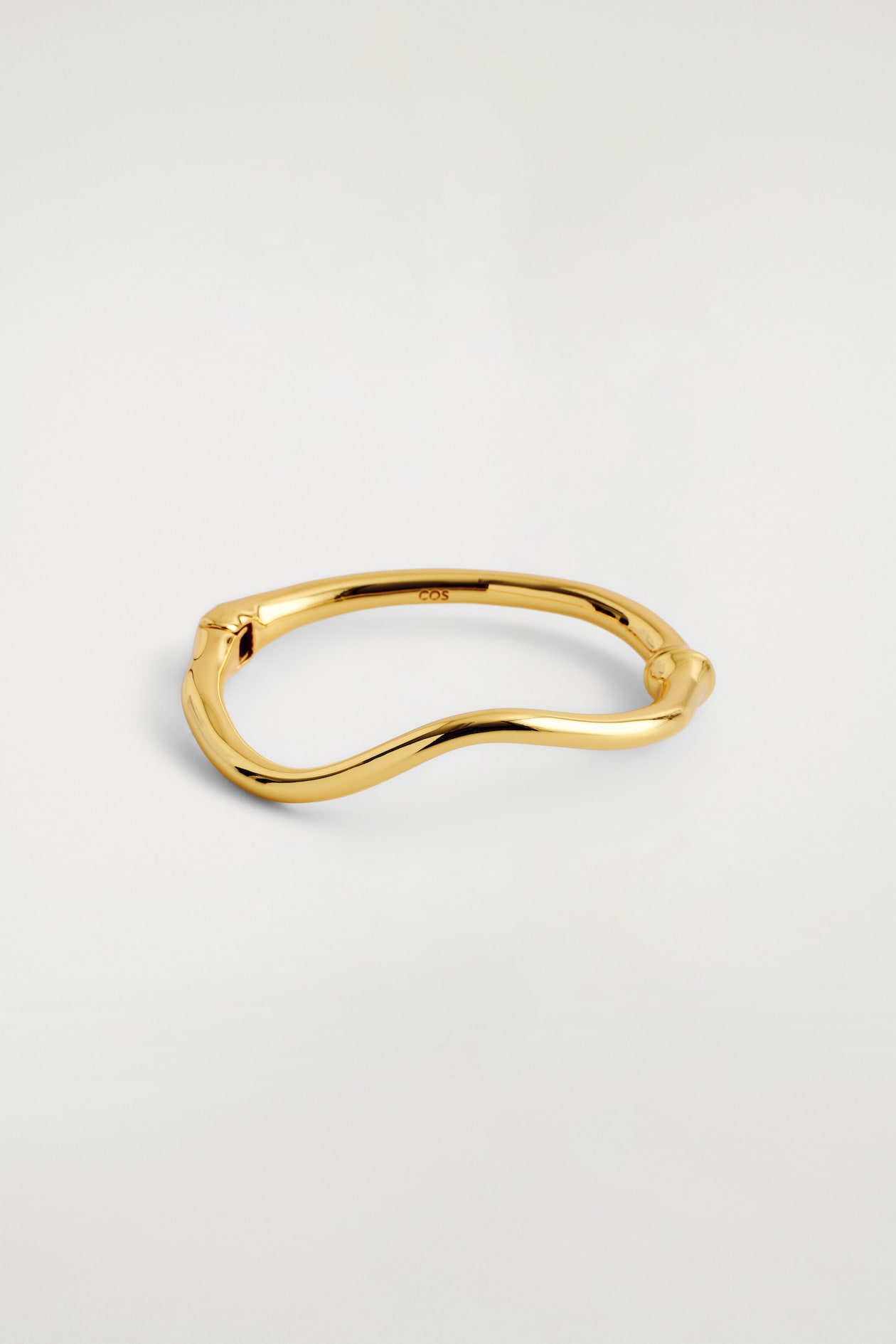 SCULPTED BANGLE — GOLD
