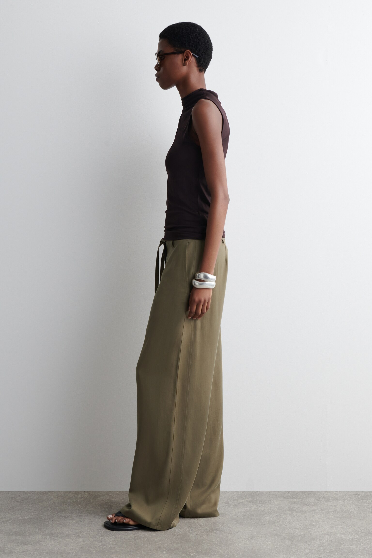 PANTALON LARGE À DÉTAIL NOUÉ - KAKI/IVOIRE - 4