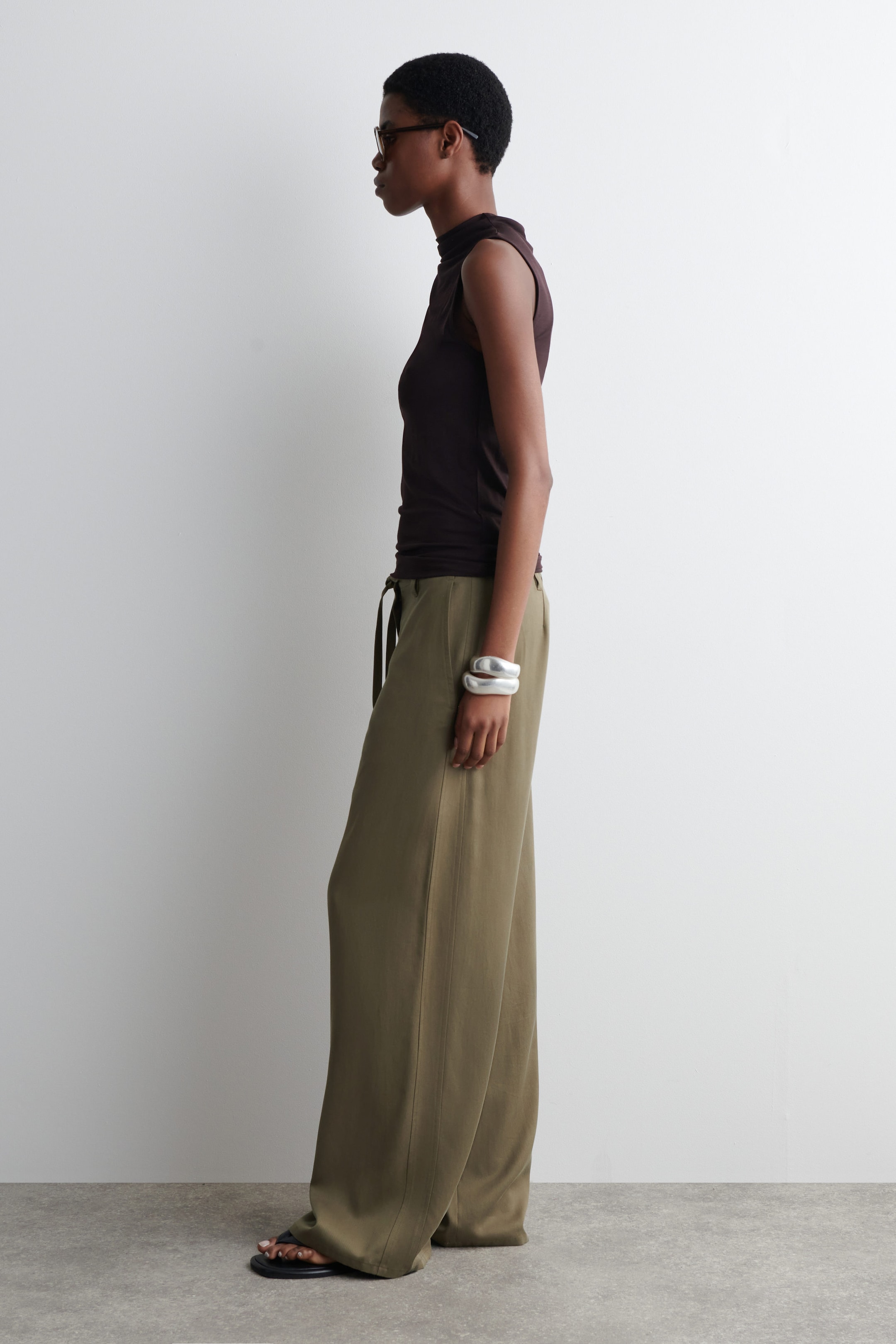 PANTALÓN ANCHO CON AJUSTE DE CORDÓN